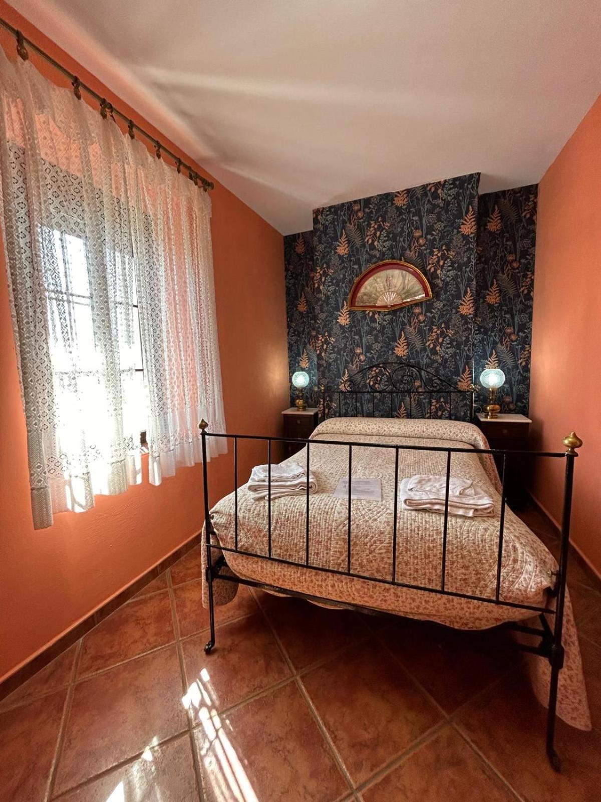 Double Room with Private External Bathroom - Photo 1