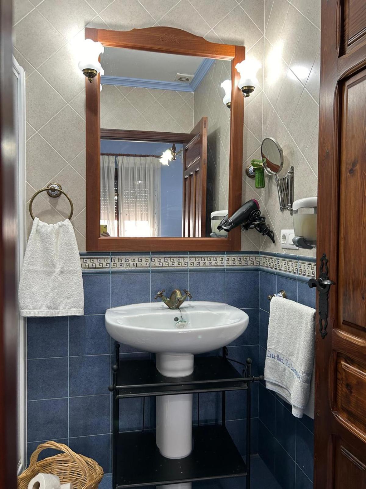Deluxe Room (2 Adults + 1 Child) - Photo 4