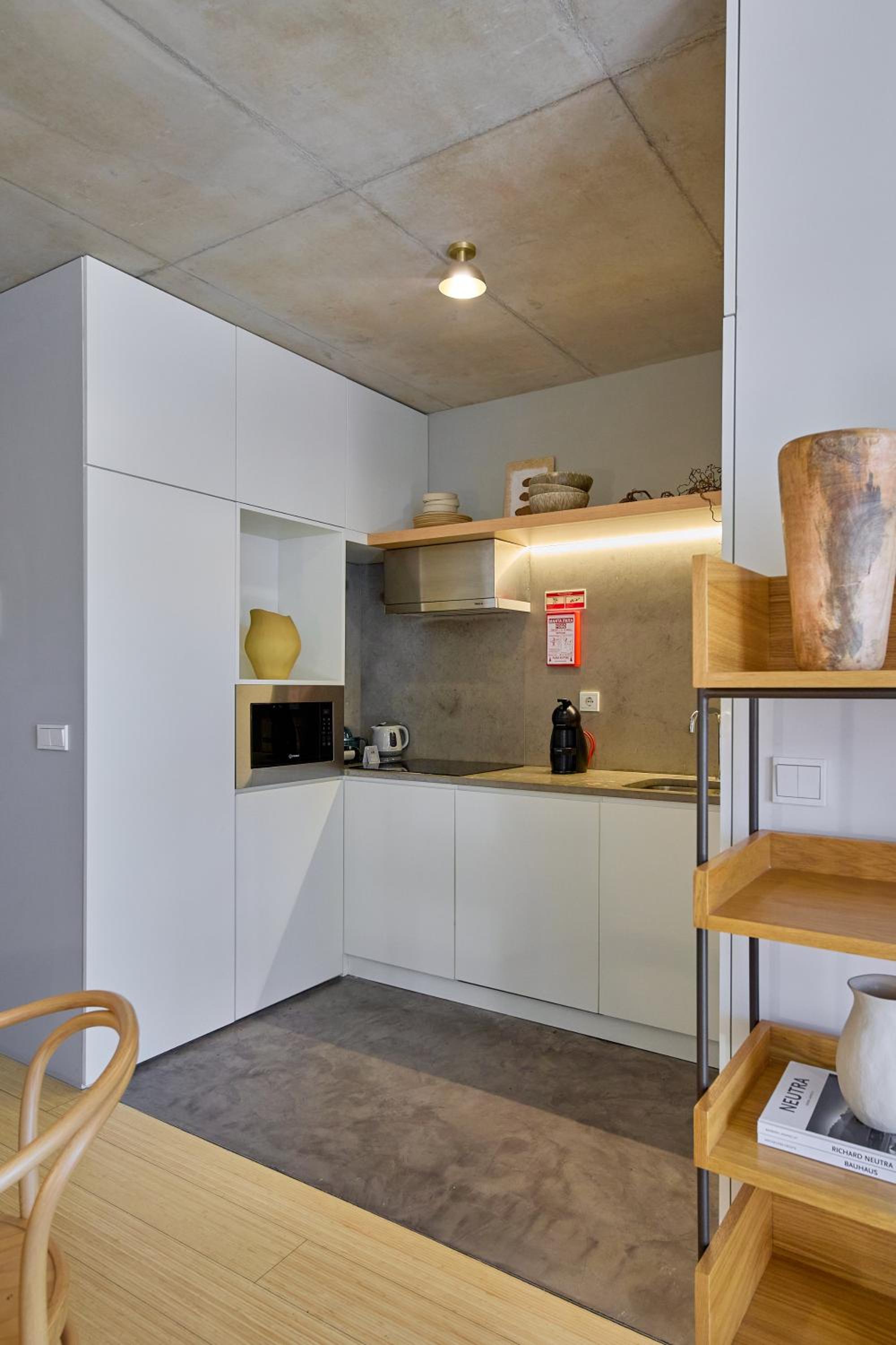One-Bedroom Apartment with Balcony and Pool View - Photo 4