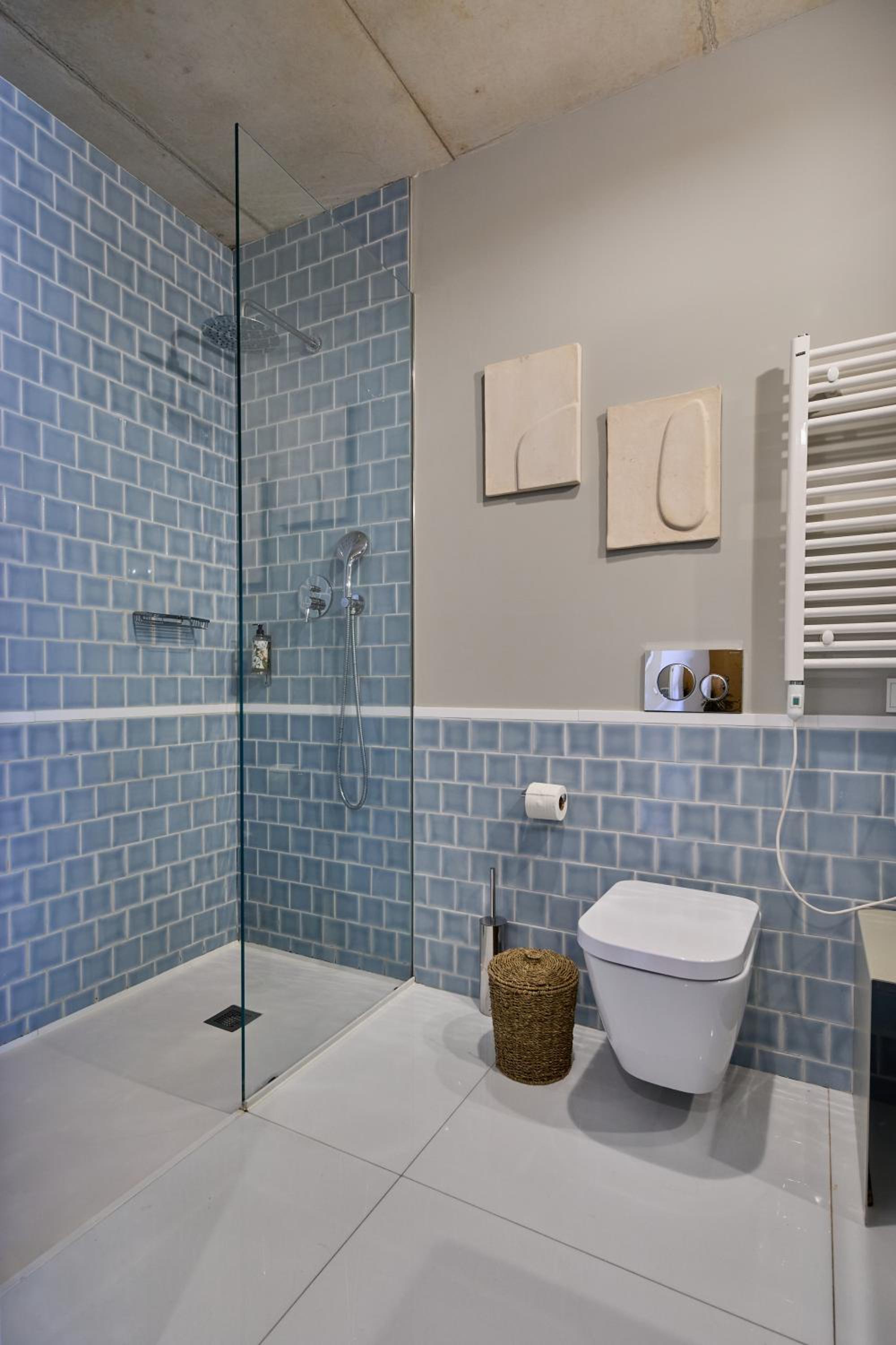 One-Bedroom Apartment with Balcony and Pool View - Photo 12