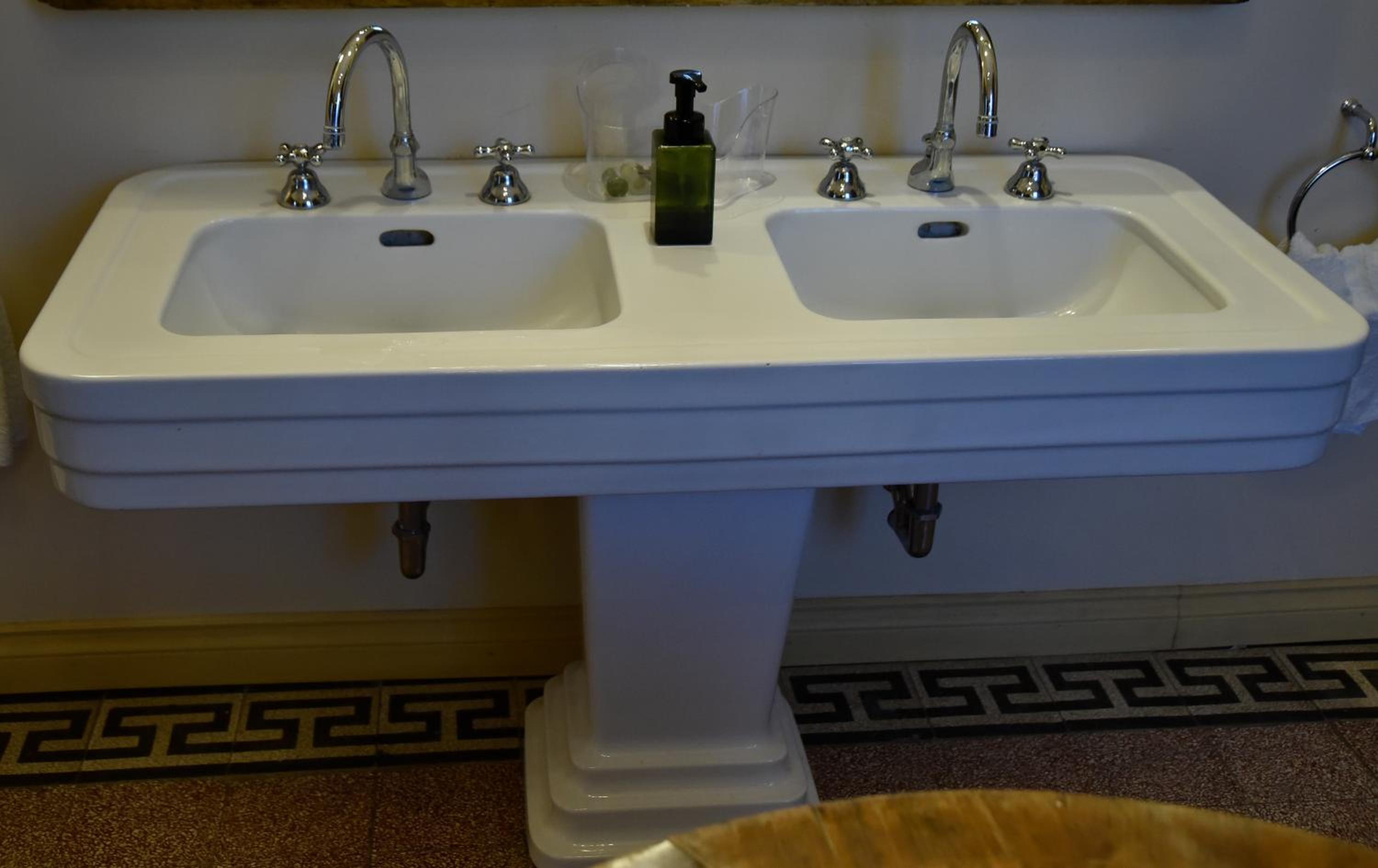 Superior King Room - Photo 9