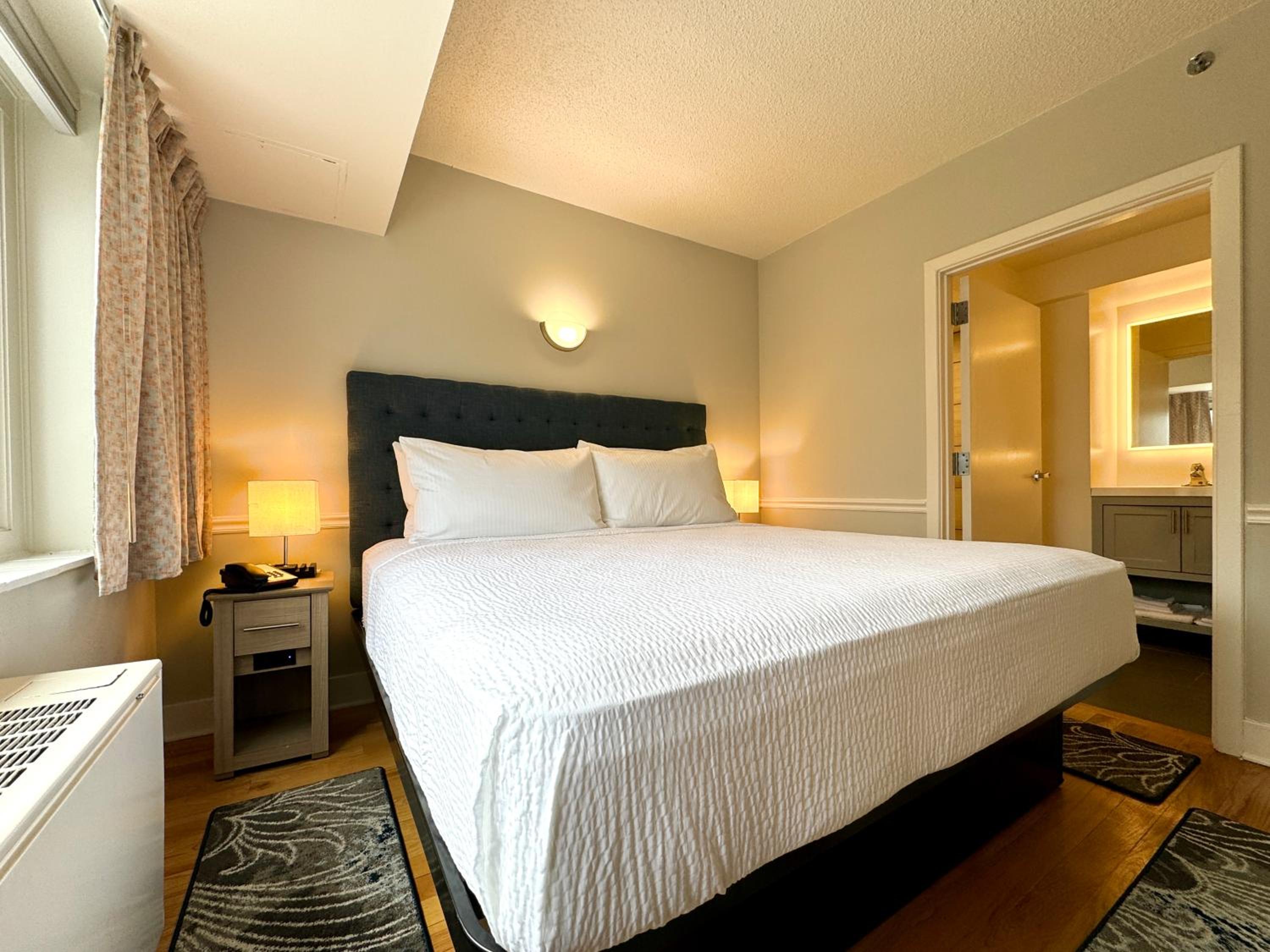 One-Bedroom Deluxe Two Bed Suite