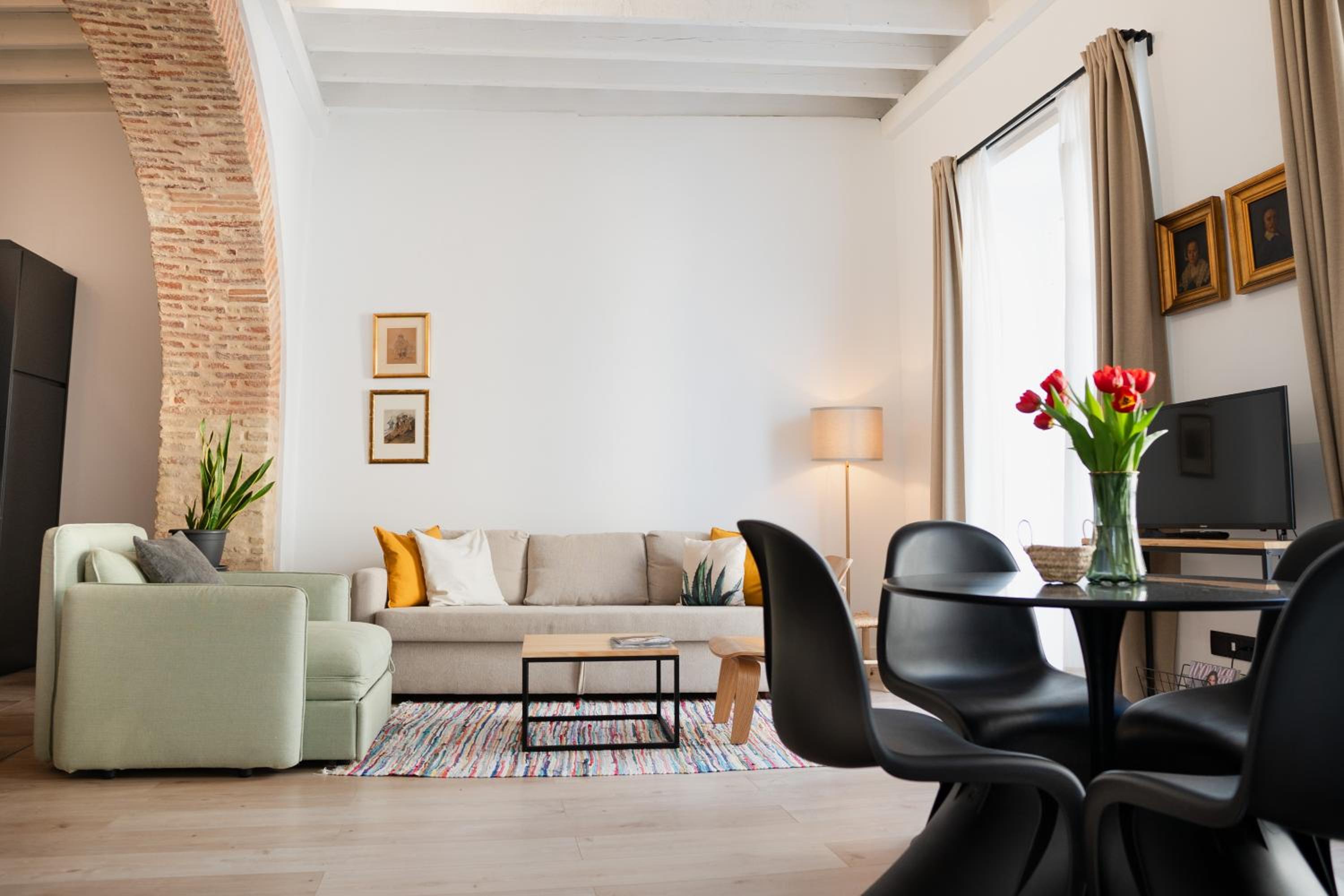 One-Bedroom Apartment - Photo 1