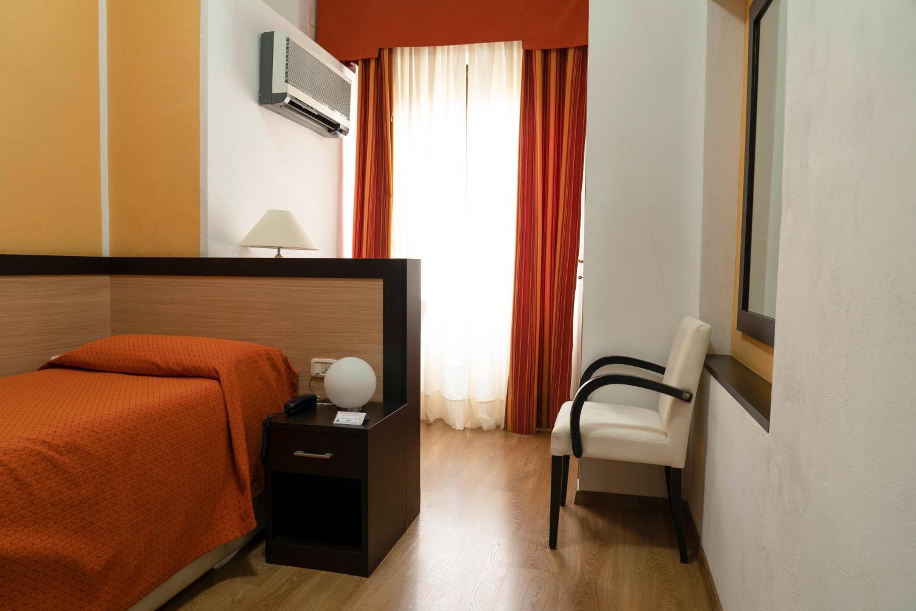 Single Room photo 3