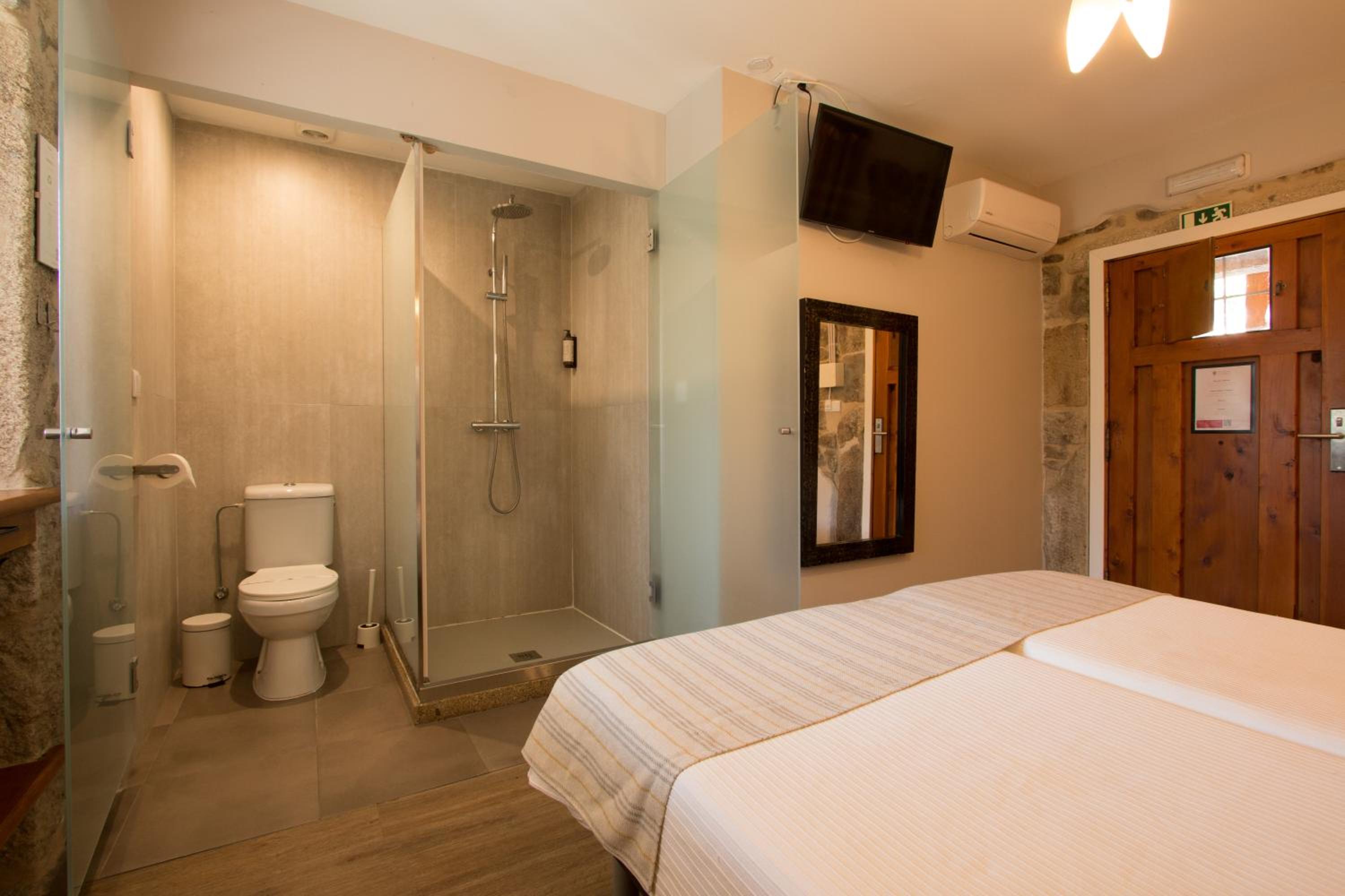 Economy Twin Room - Photo 3