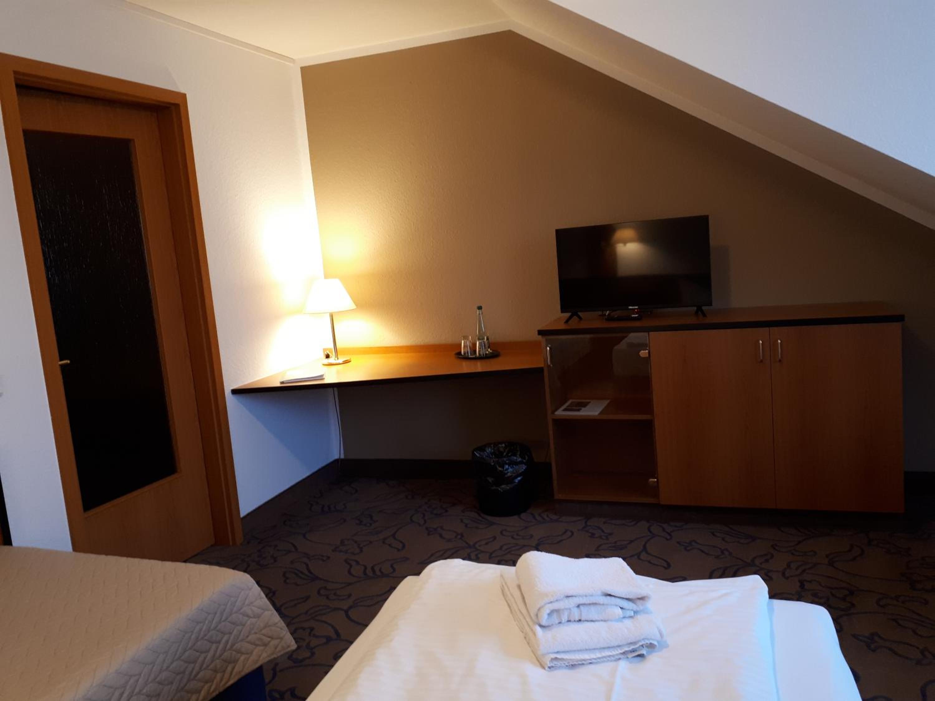 Standard Twin Room - Photo 2
