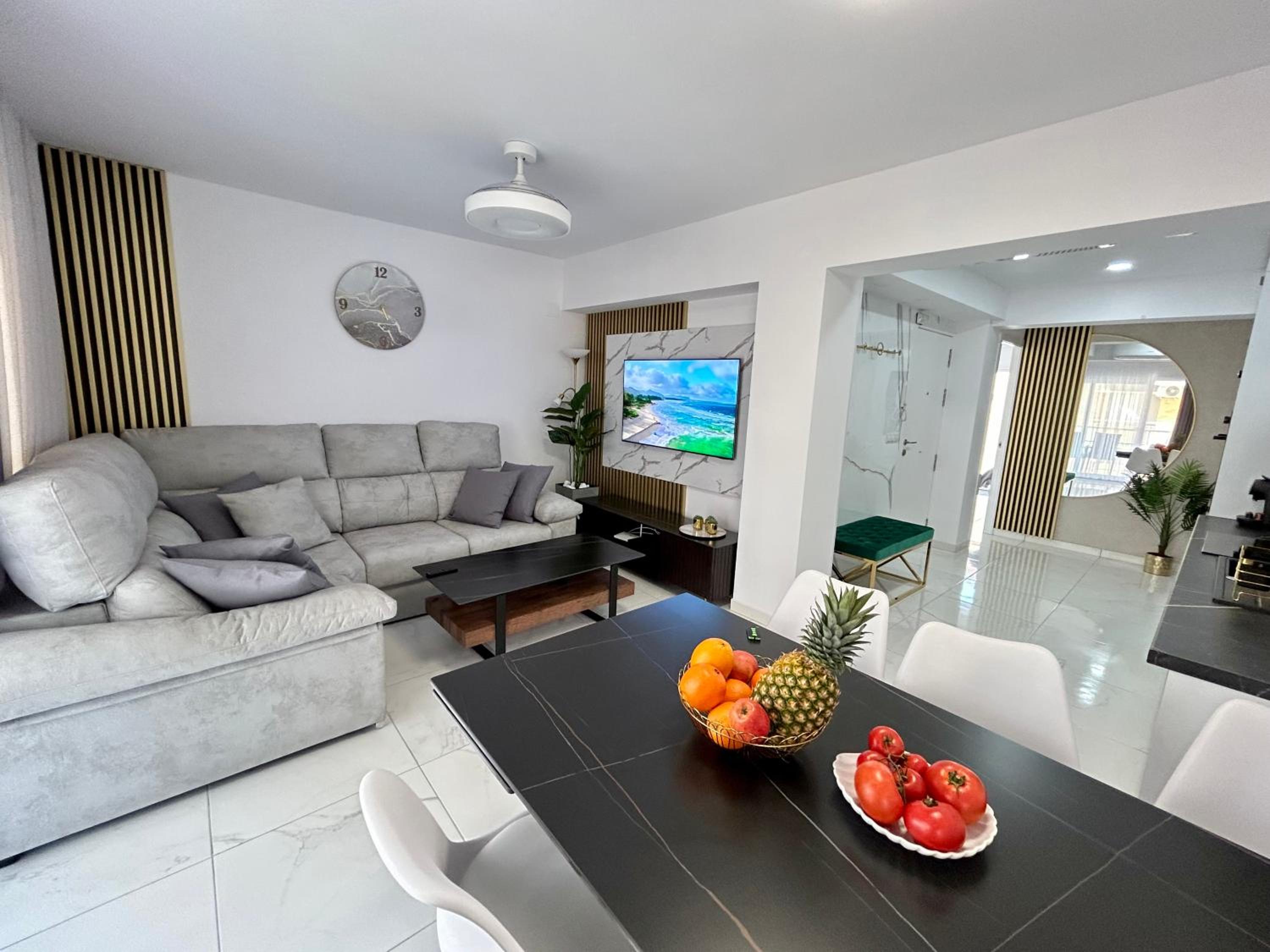 Apartamento de tres habitaciones con vista al mar