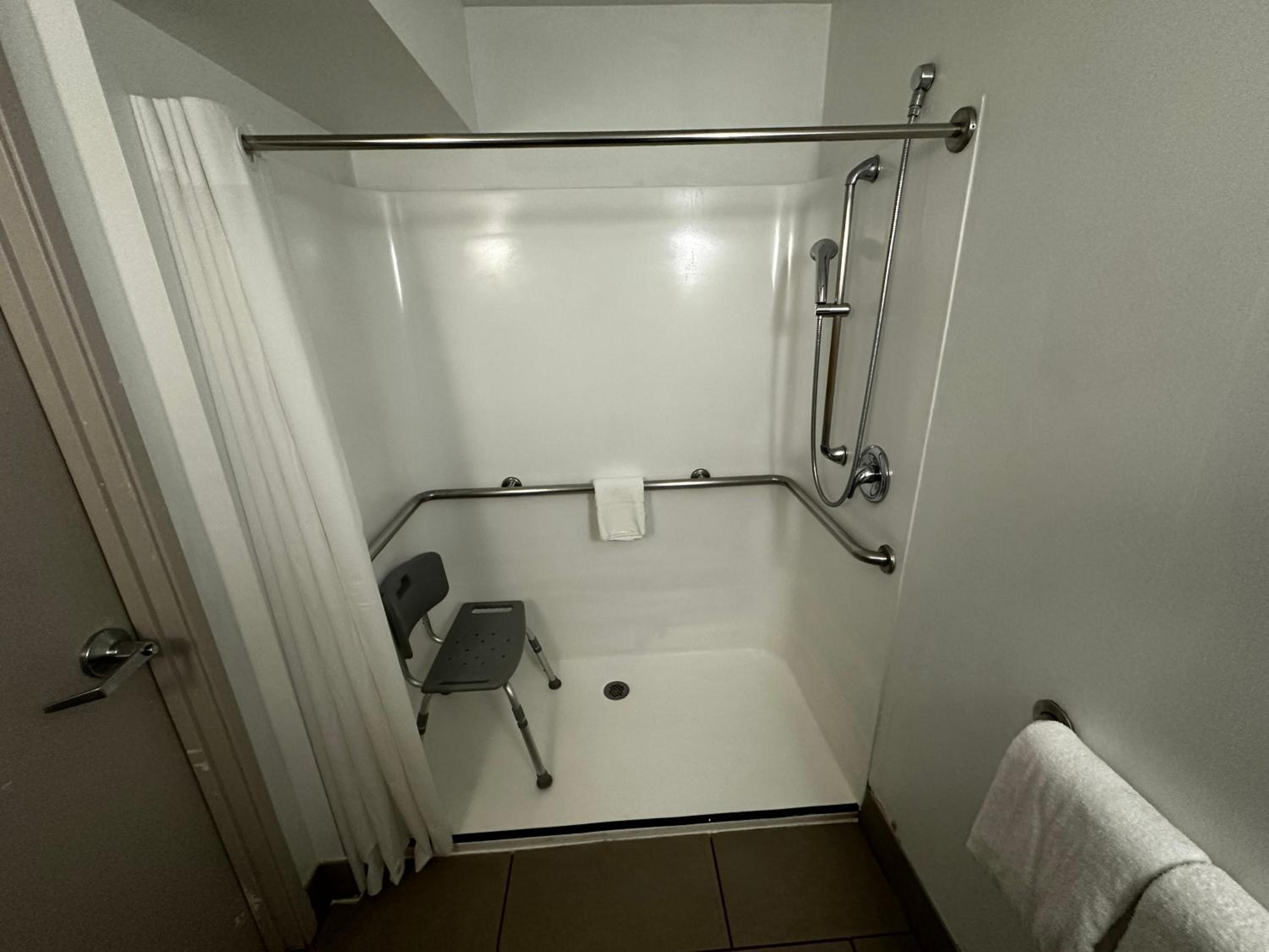 Queen Room with Two Queen Beds and Roll-In Shower - Disability Access/Non-Smoking - Photo 3