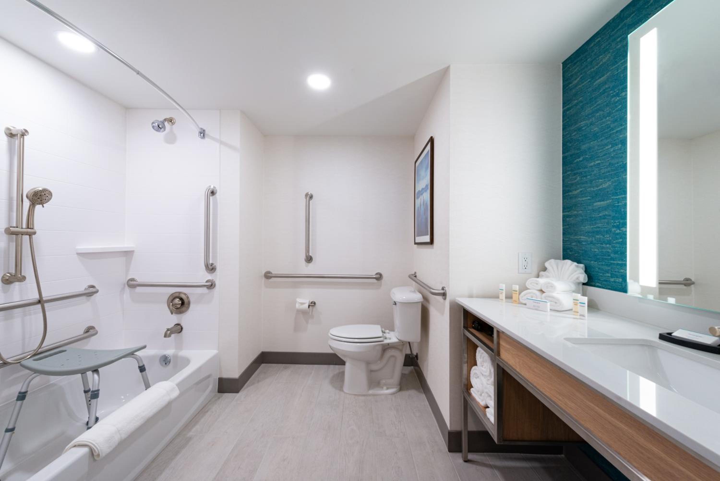 King Room with Tub - Mobility and Hearing Access - Photo 4