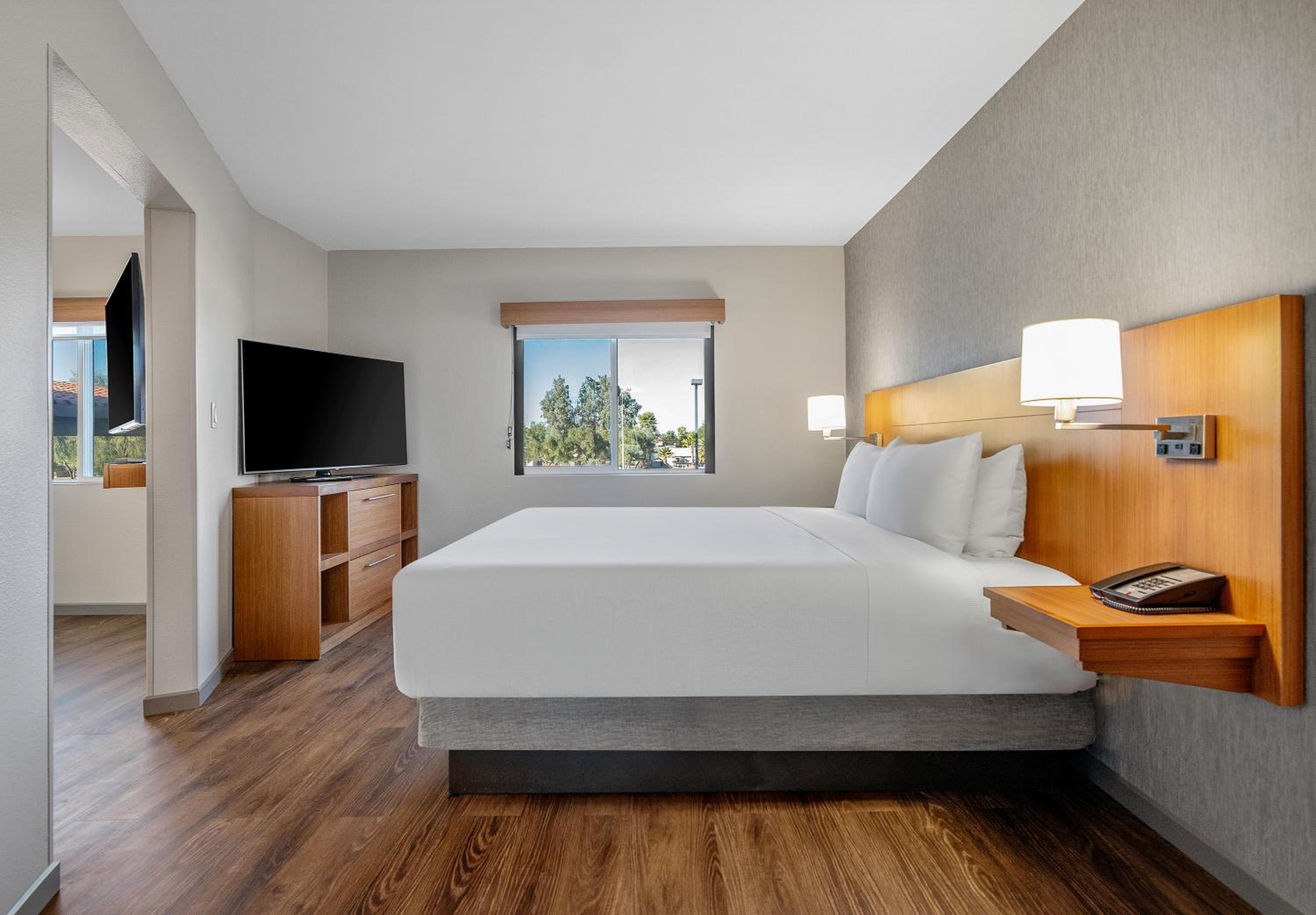 King Room with Sofa Bed - Photo 5