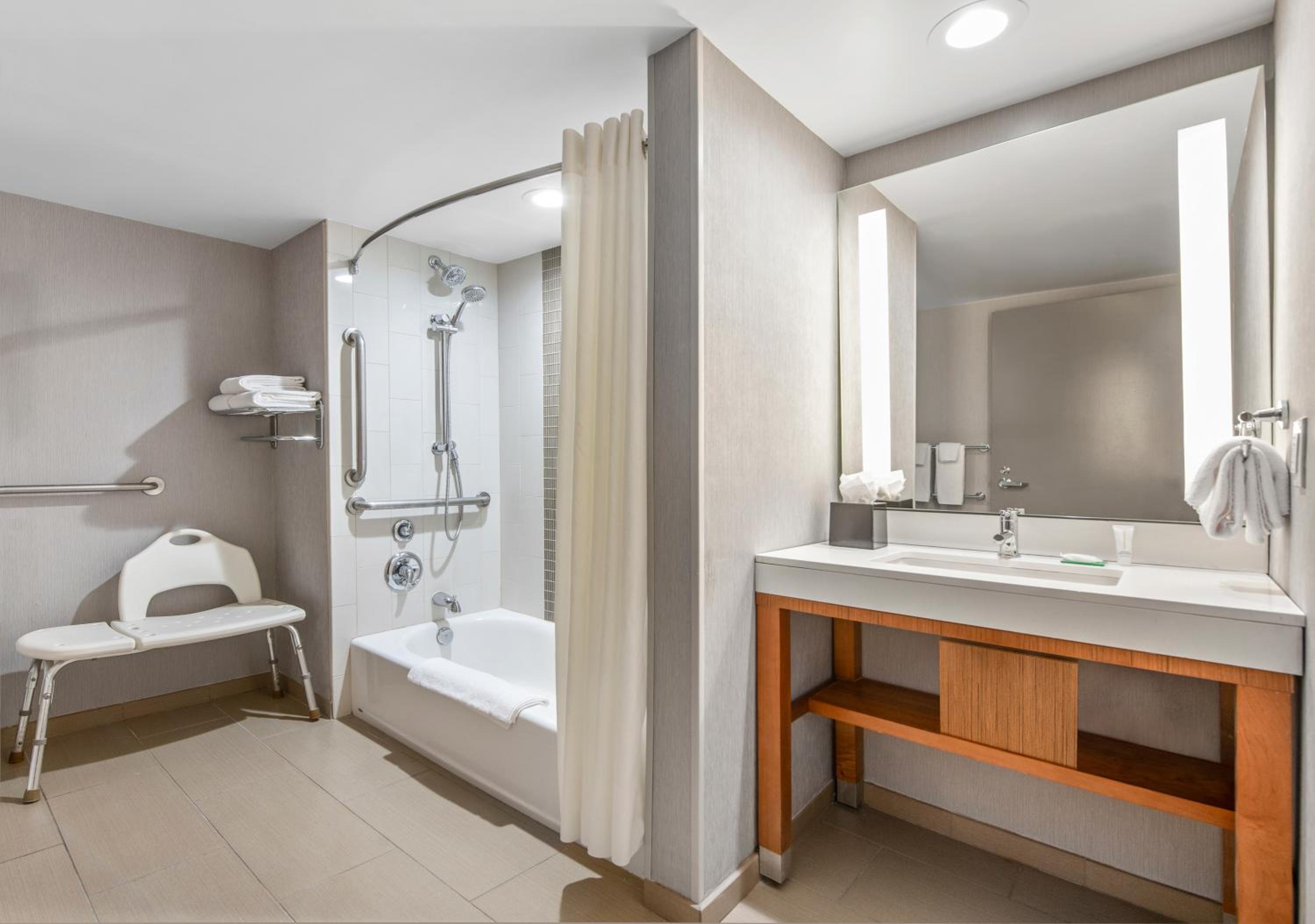 Queen Room with Two Queen Beds, Sofa Bed and Accessible Tub - Photo 4