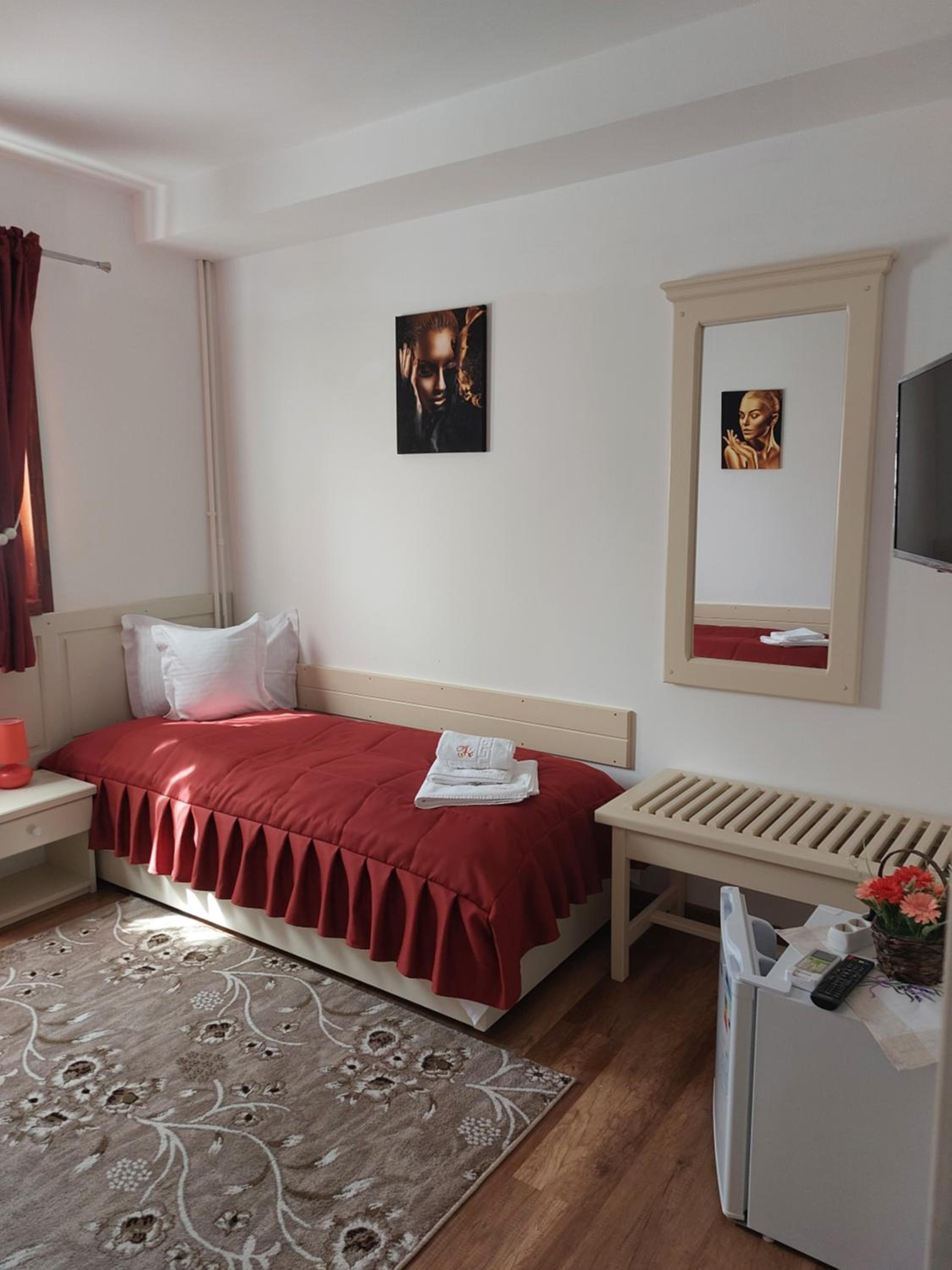 Economy Twin Room - Photo 4