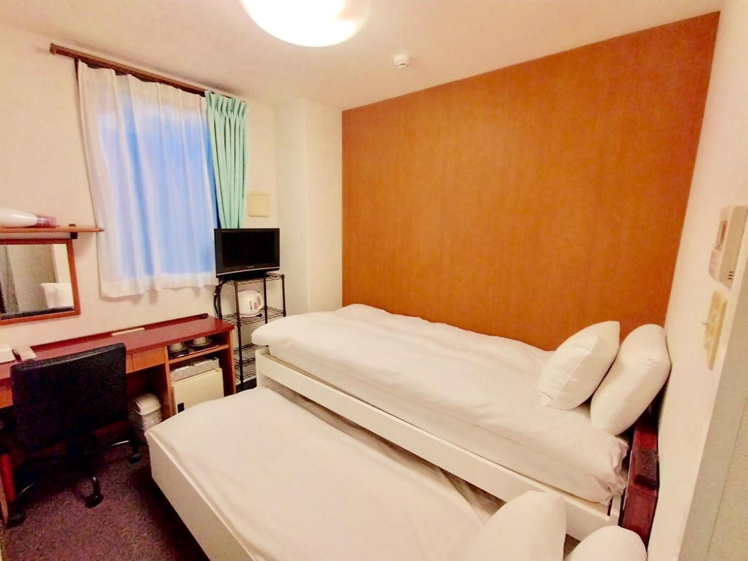 Small Twin Room- Non-Smoking - No Daily Cleaning photo 3