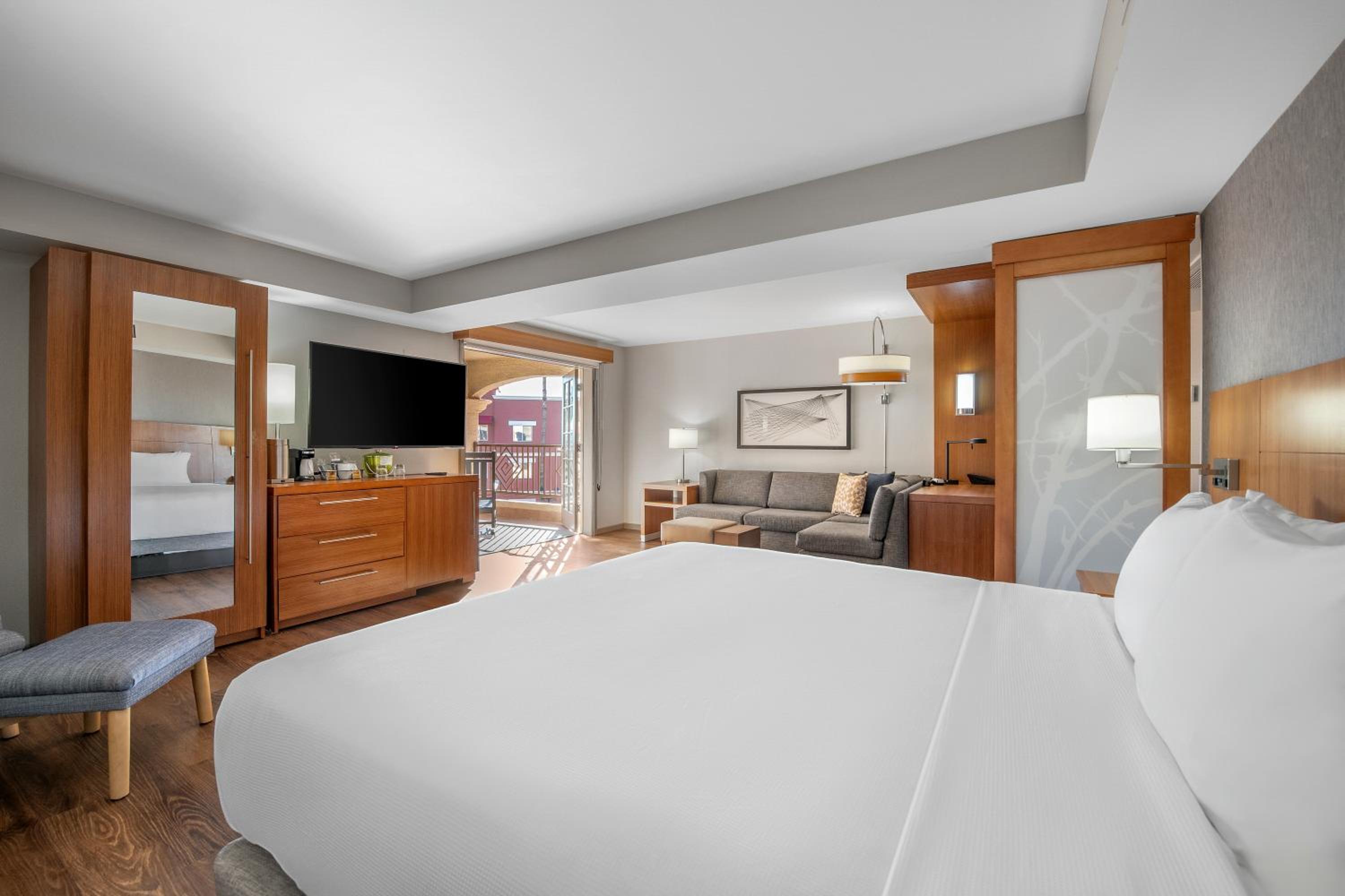 King Room with Sofa Bed and Balcony photo 2