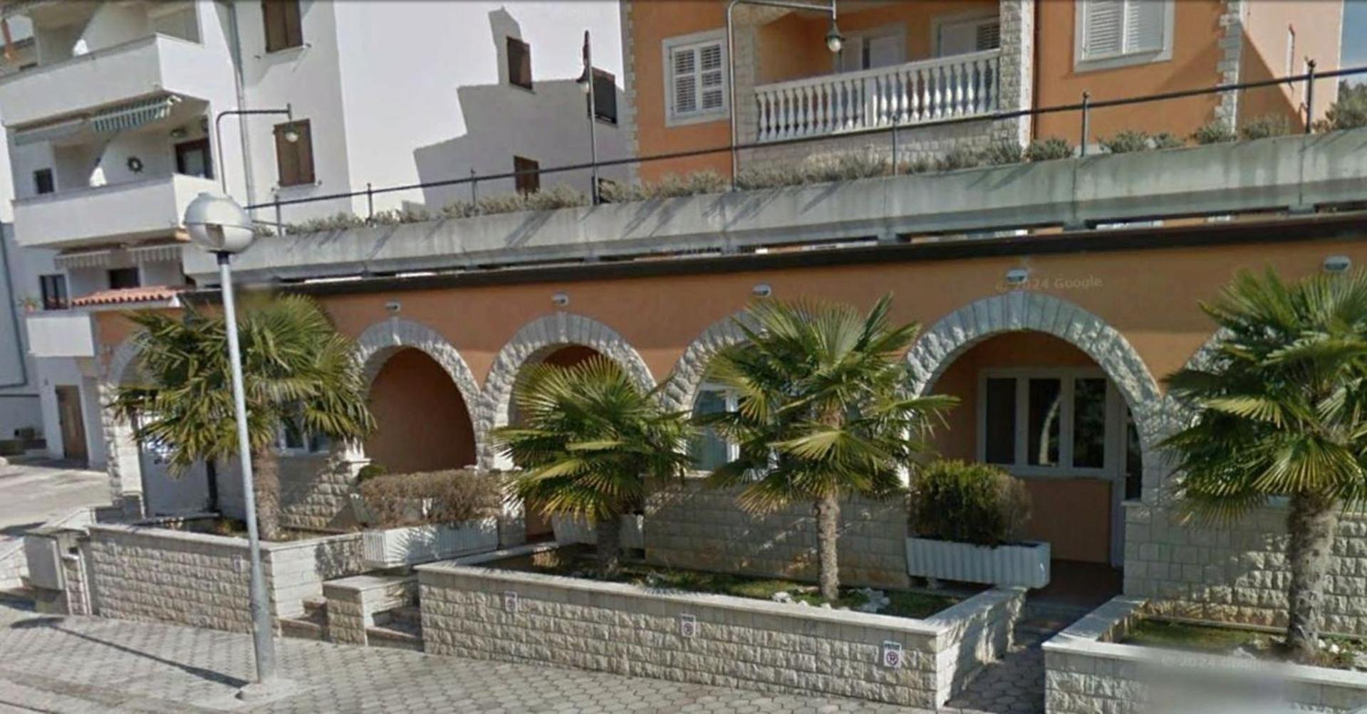 Apartment with Balcony photo 2
