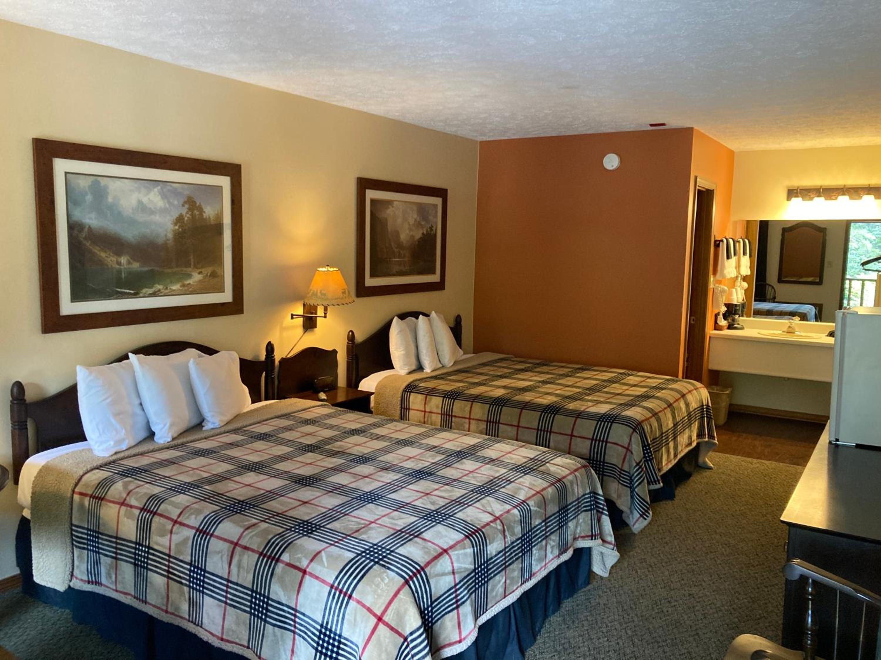 Queen Room with Two Queen Beds photo 1