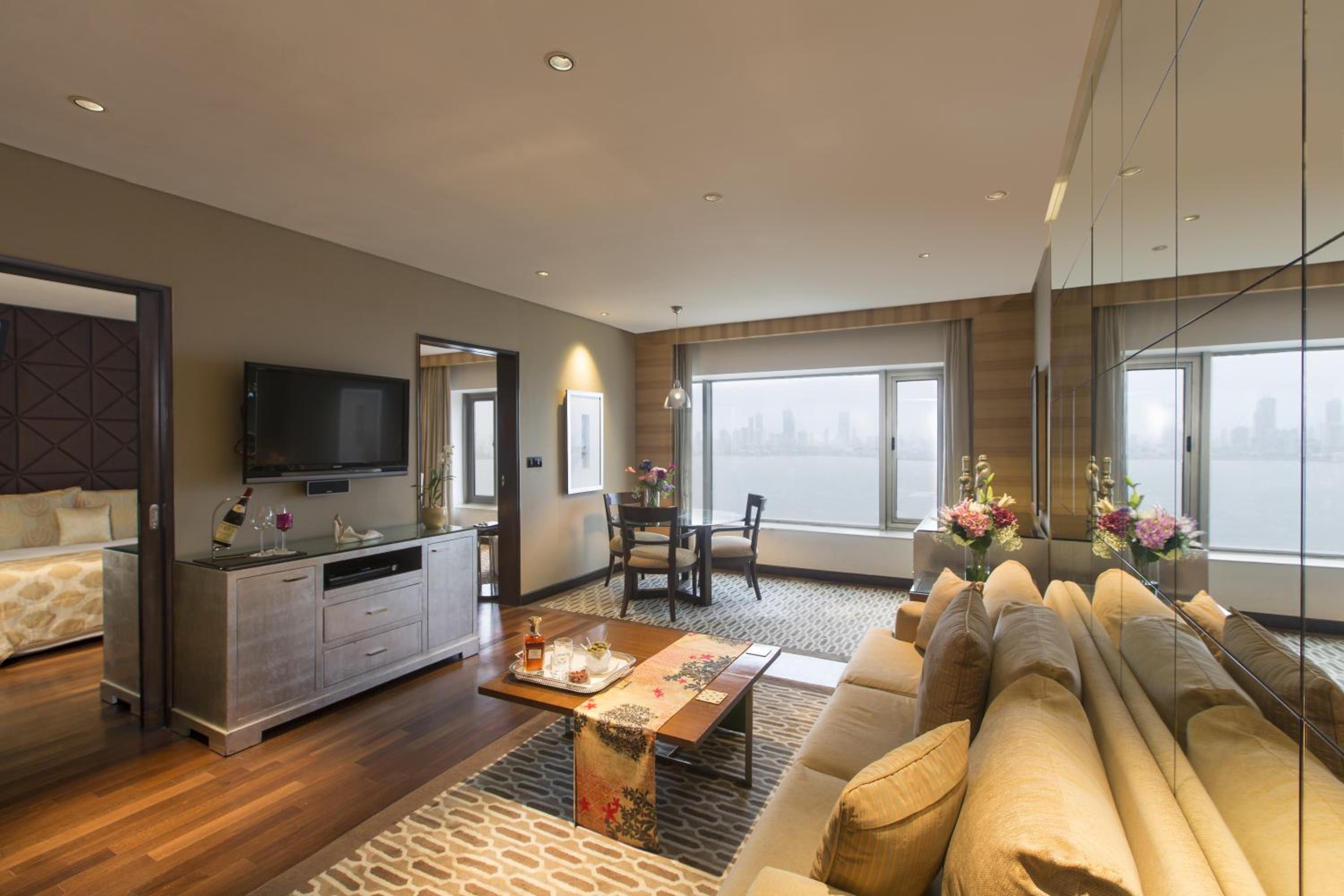 Luxury Suite - High tea, evening cocktails, butler service, Complimentary 1 way airport transfer