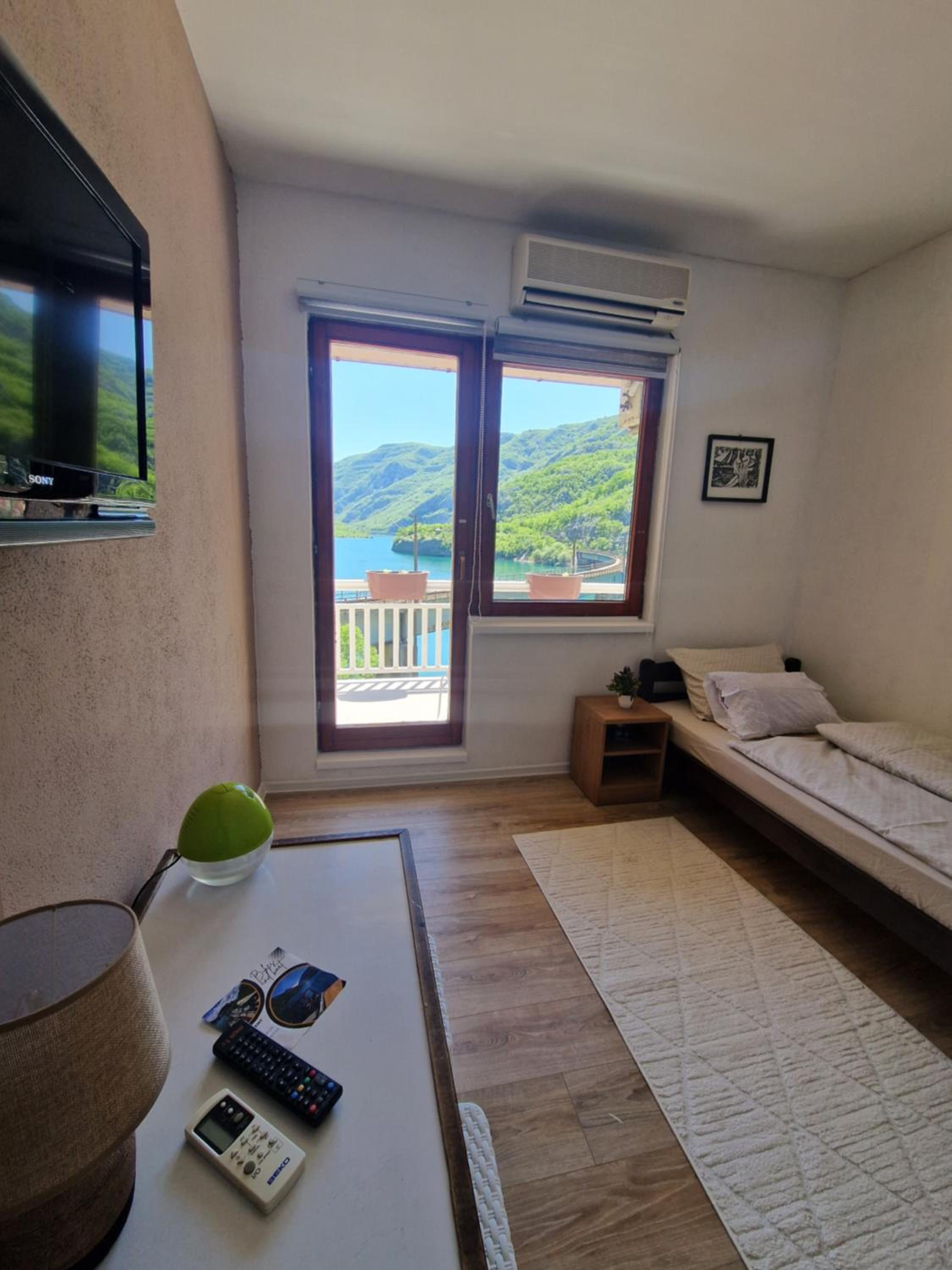 Twin Room with Lake View photo 2