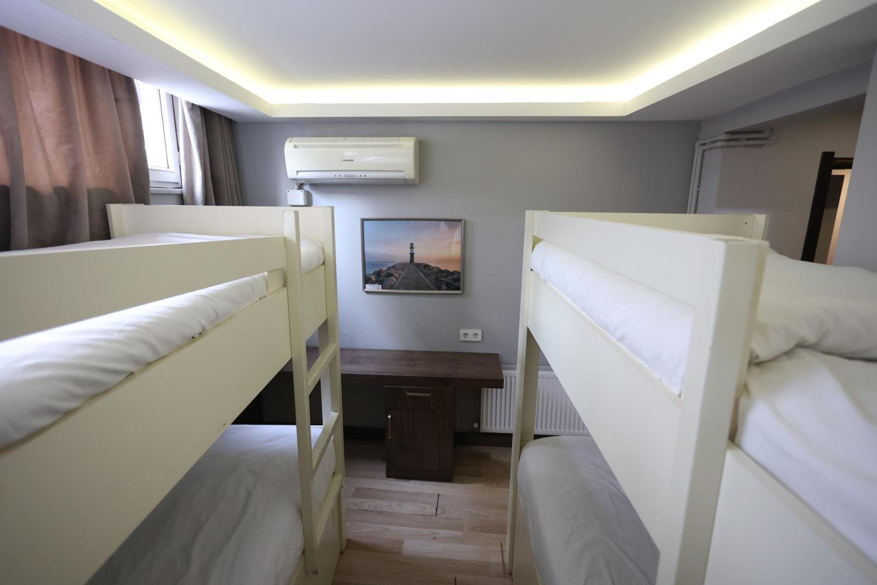Bed in 4-Bed Mixed Dormitory Room photo 1