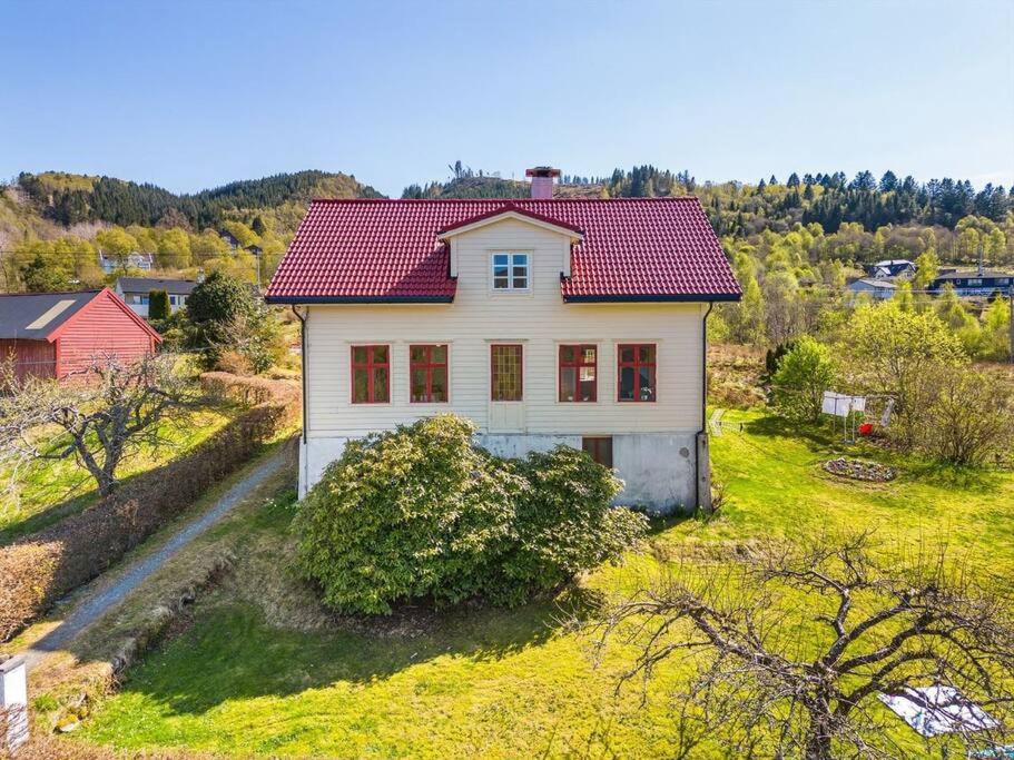 Five-Bedroom House photo 3