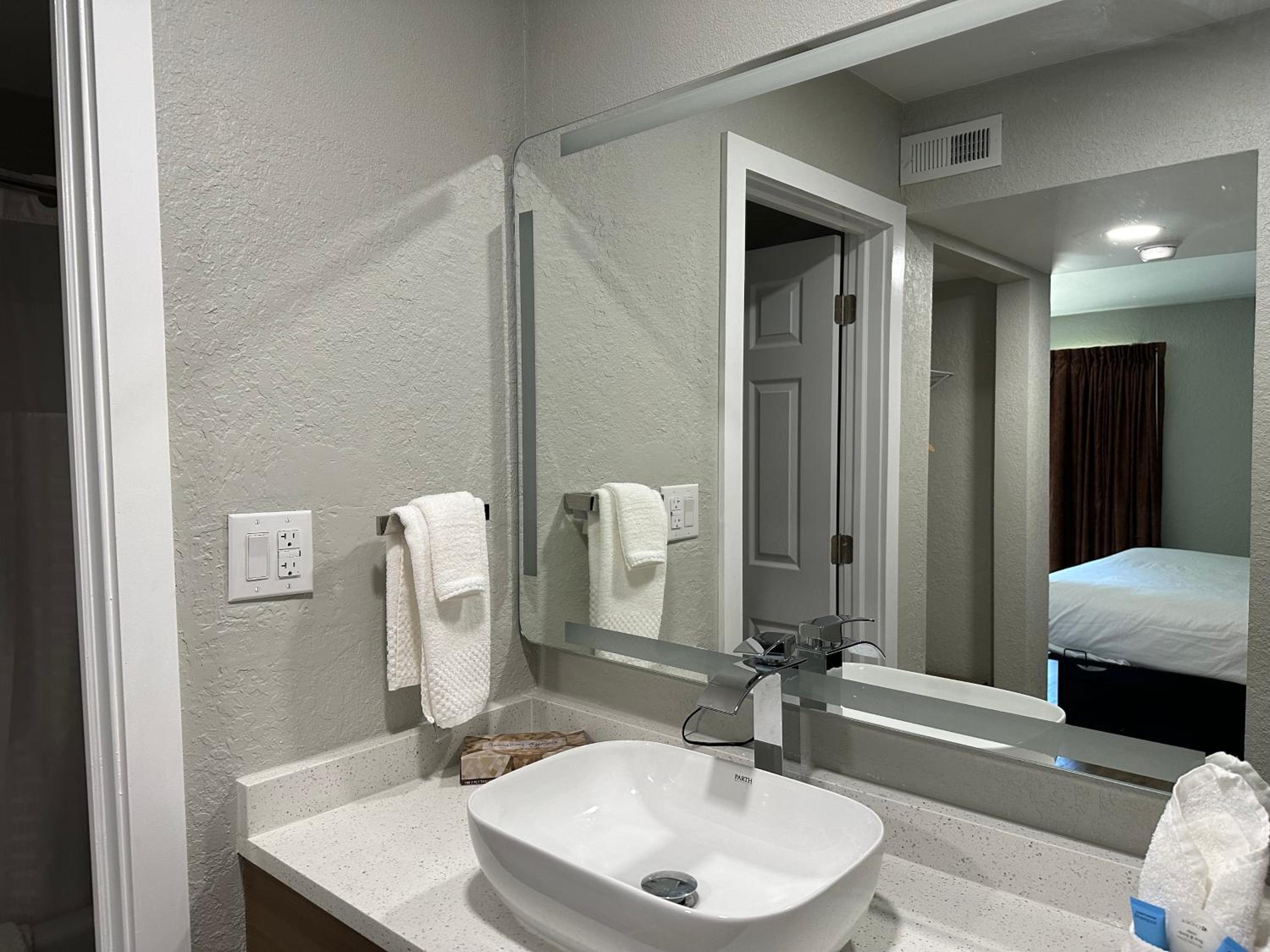King Suite/ Non Smoking - Photo 17