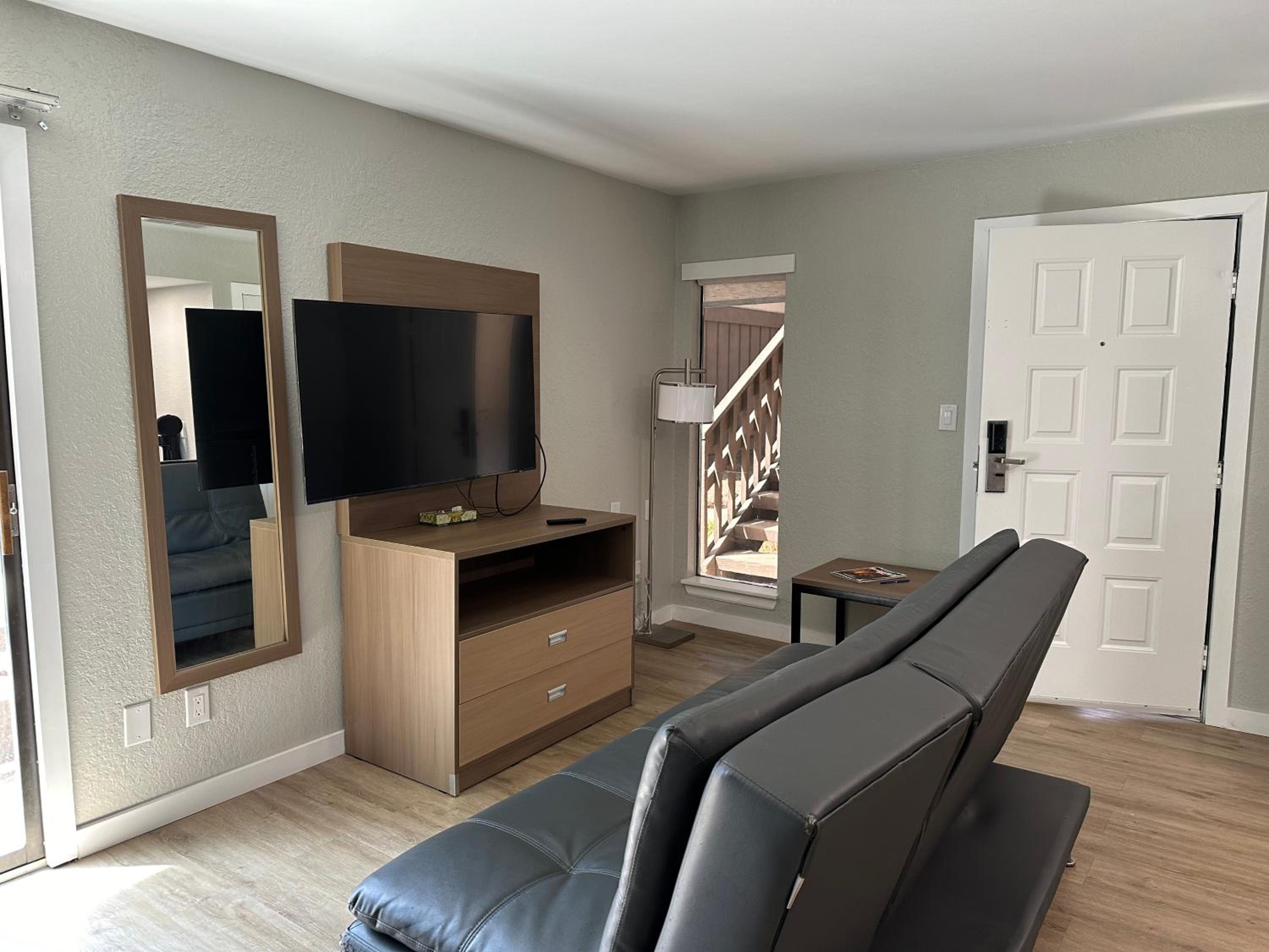 King Suite/ Non Smoking - Photo 1