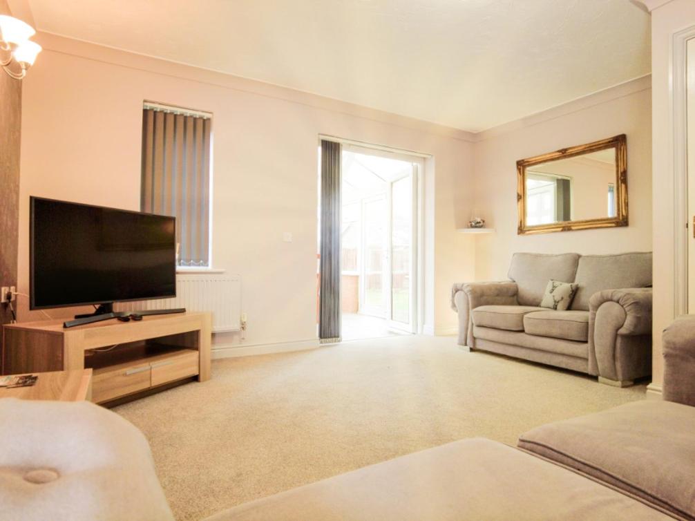 Two-Bedroom House photo 3
