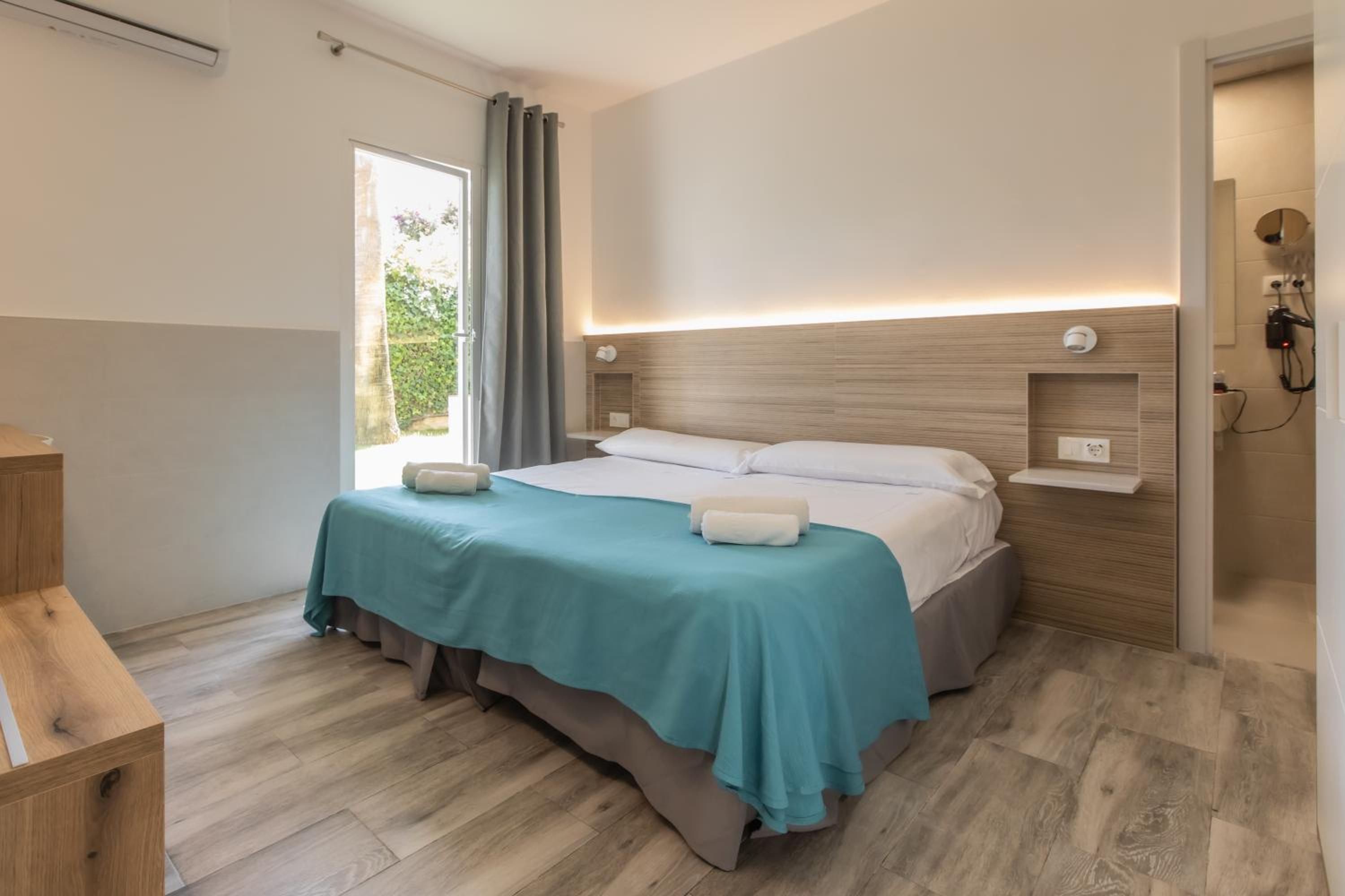 Double or Twin Room with Free Airport Shuttle - Photo 5