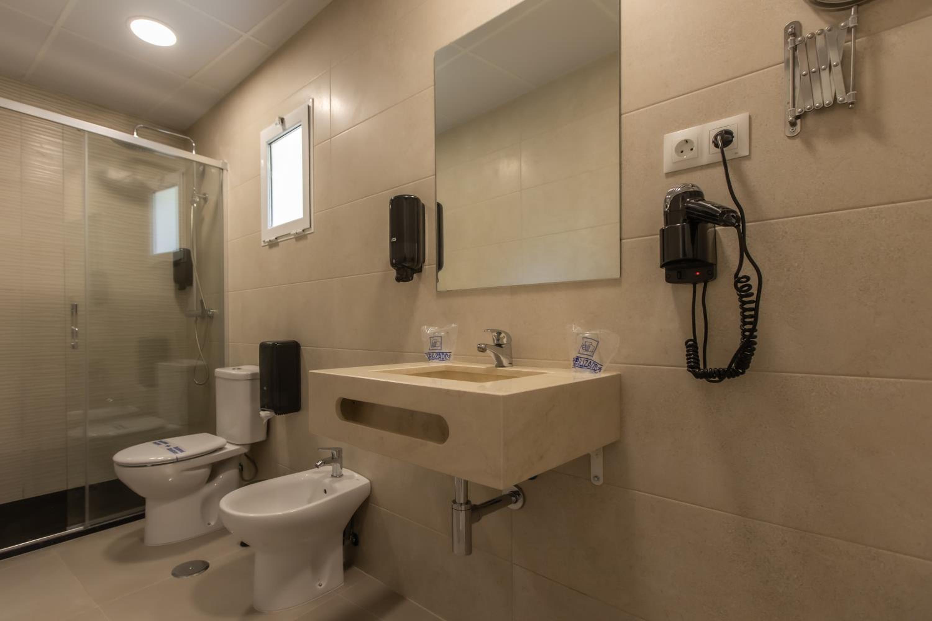 Double or Twin Room with Free Airport Shuttle - Photo 6
