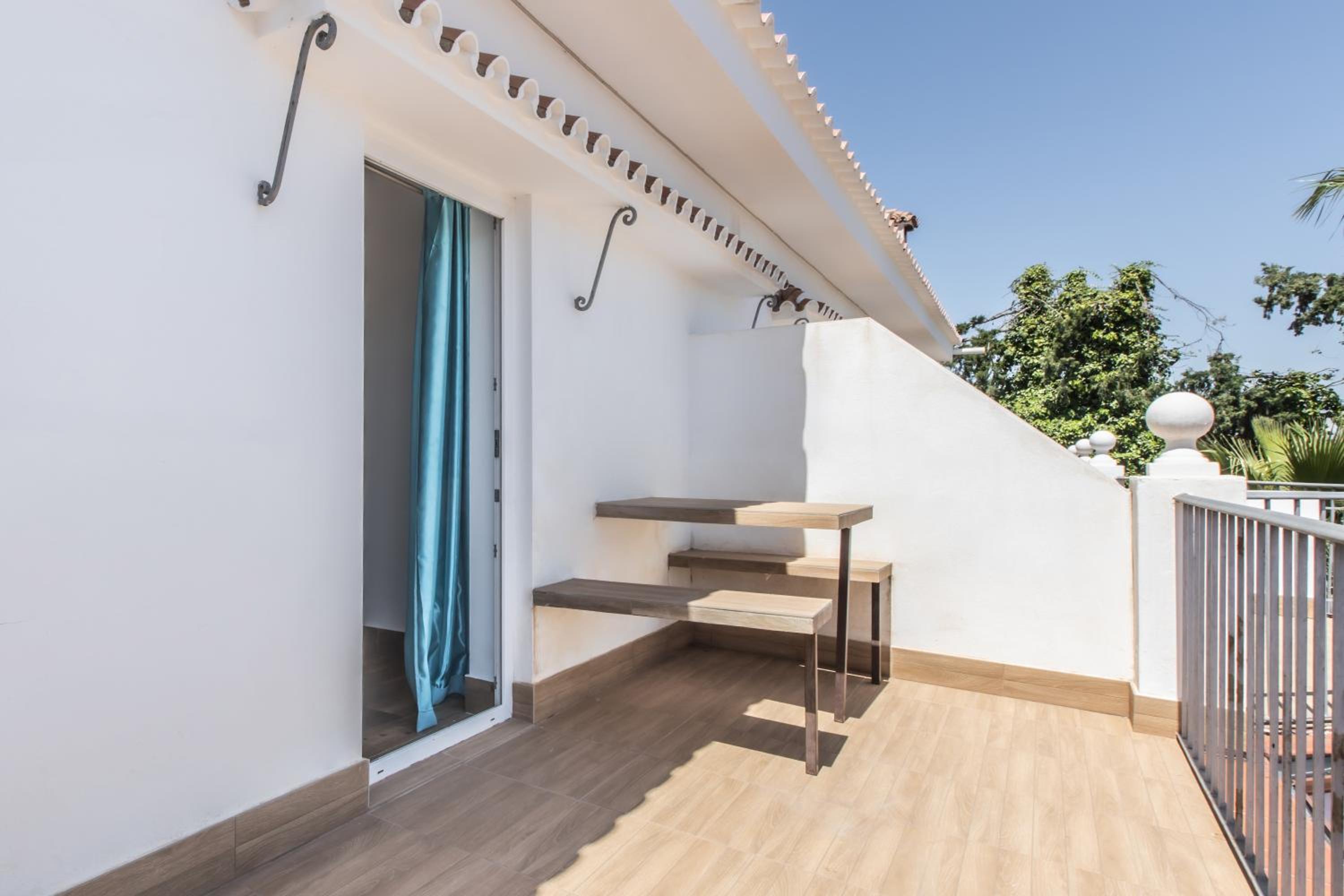 Double Room with Terrace with Free Airport Shuttle - Photo 16