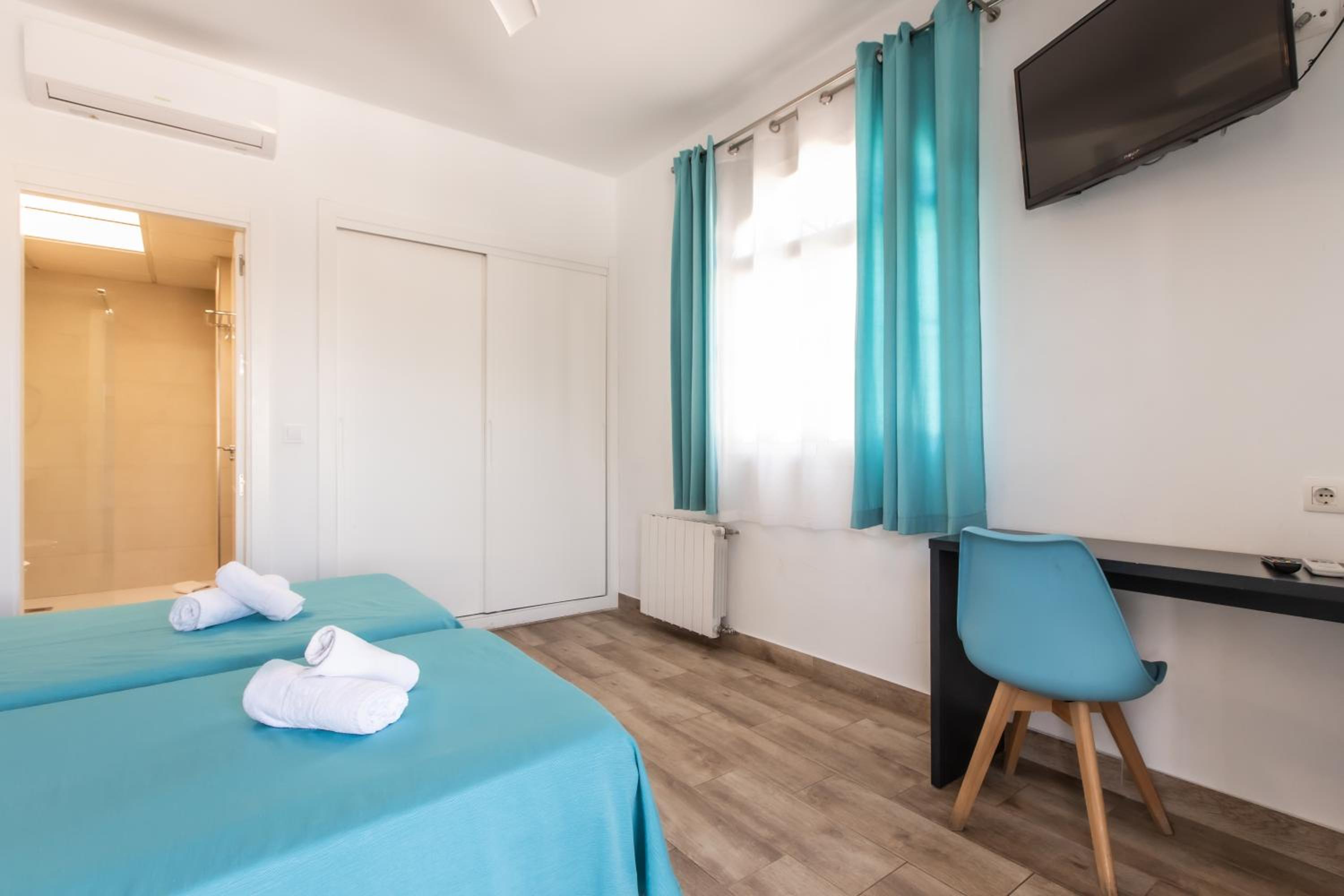 Double or Twin Room with Free Airport Shuttle - Photo 9