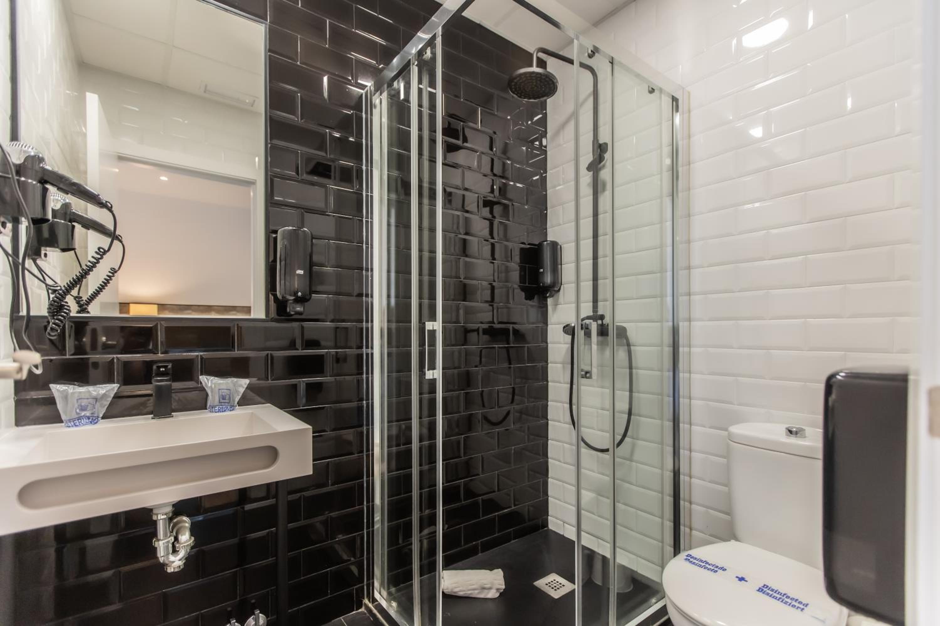 Double or Twin Room with Free Airport Shuttle - Photo 10