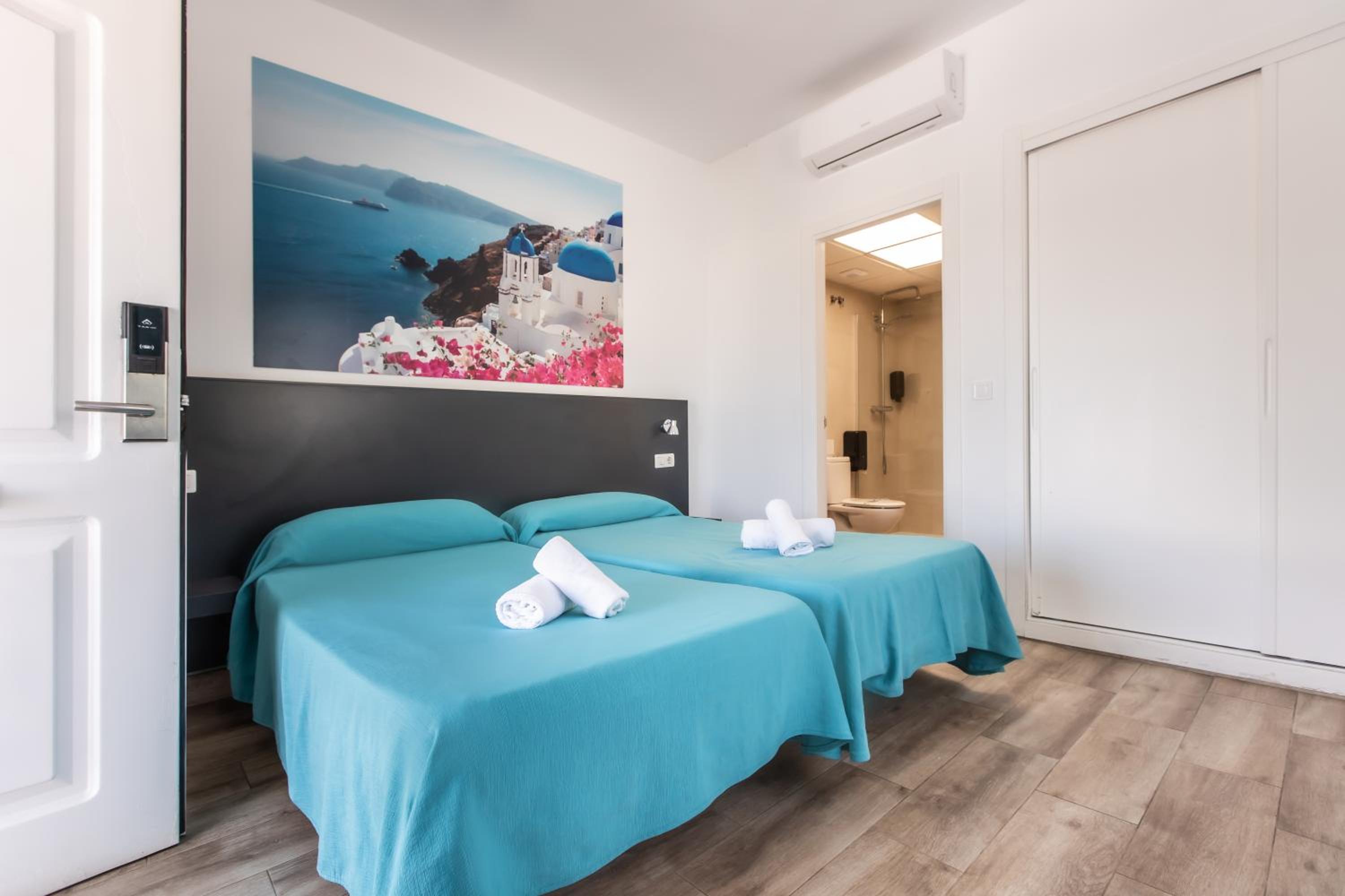 Double or Twin Room with Free Airport Shuttle - Photo 11