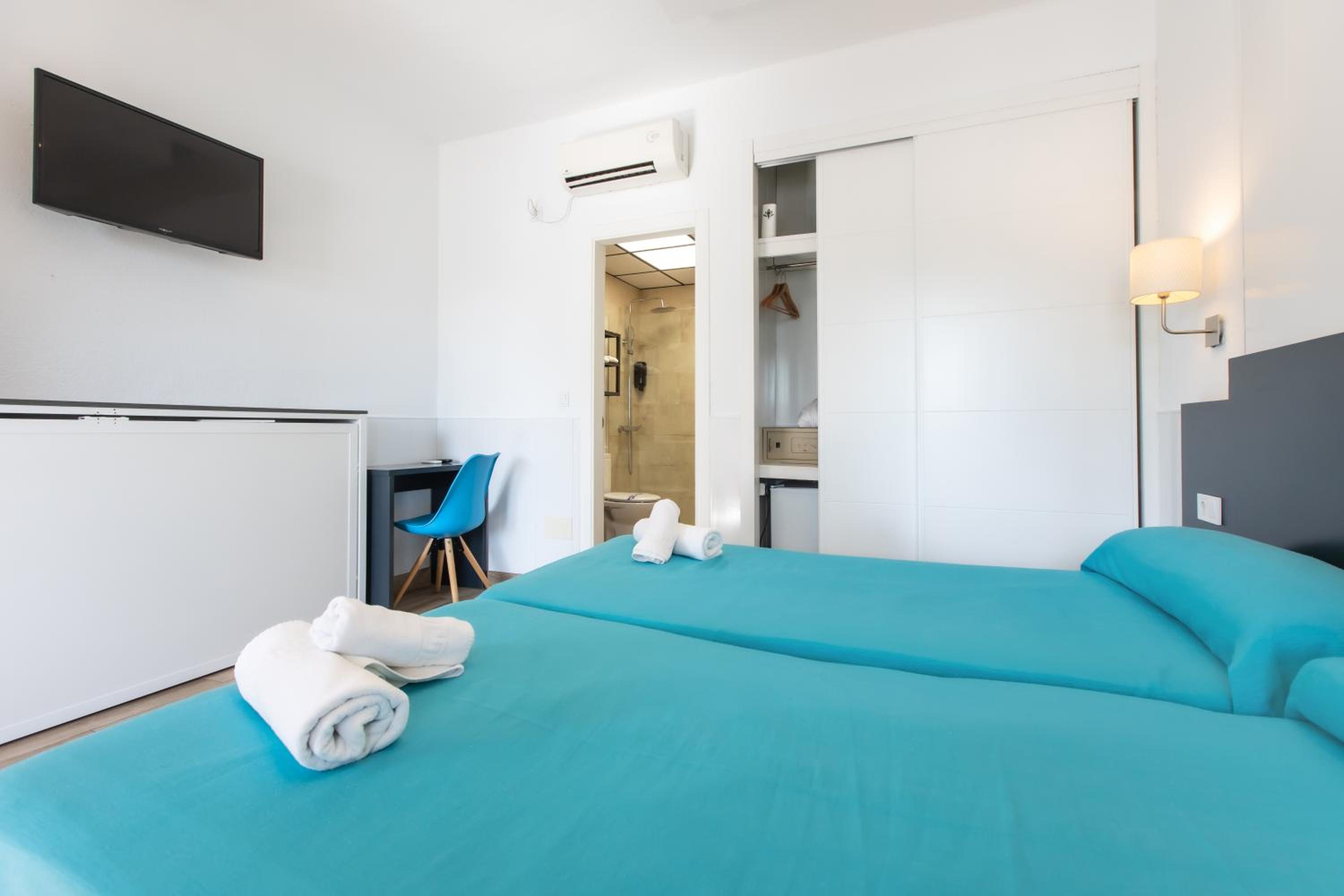 Triple Room with Free Airport Shuttle - Photo 4