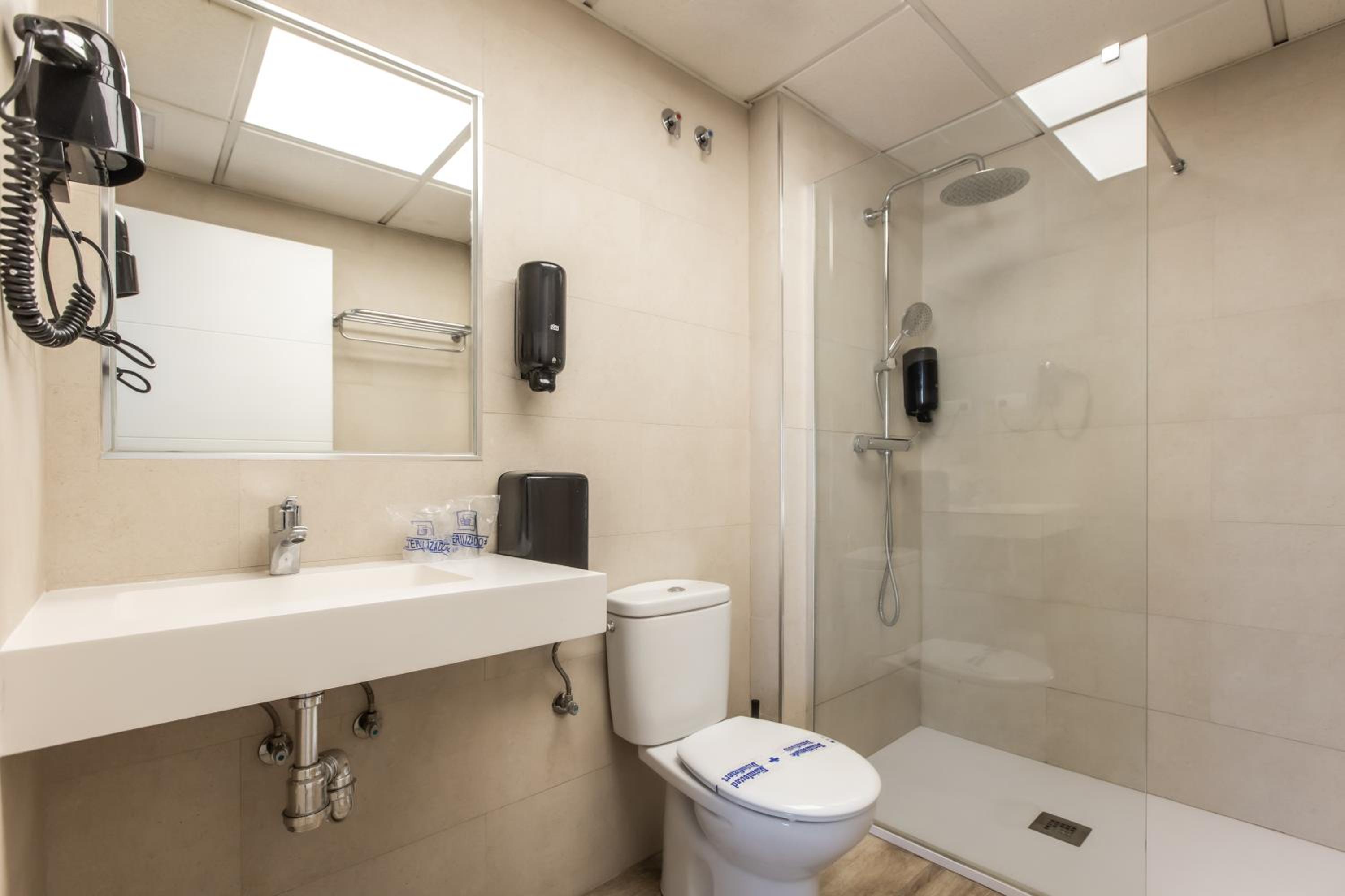 Triple Room with Free Airport Shuttle - Photo 13