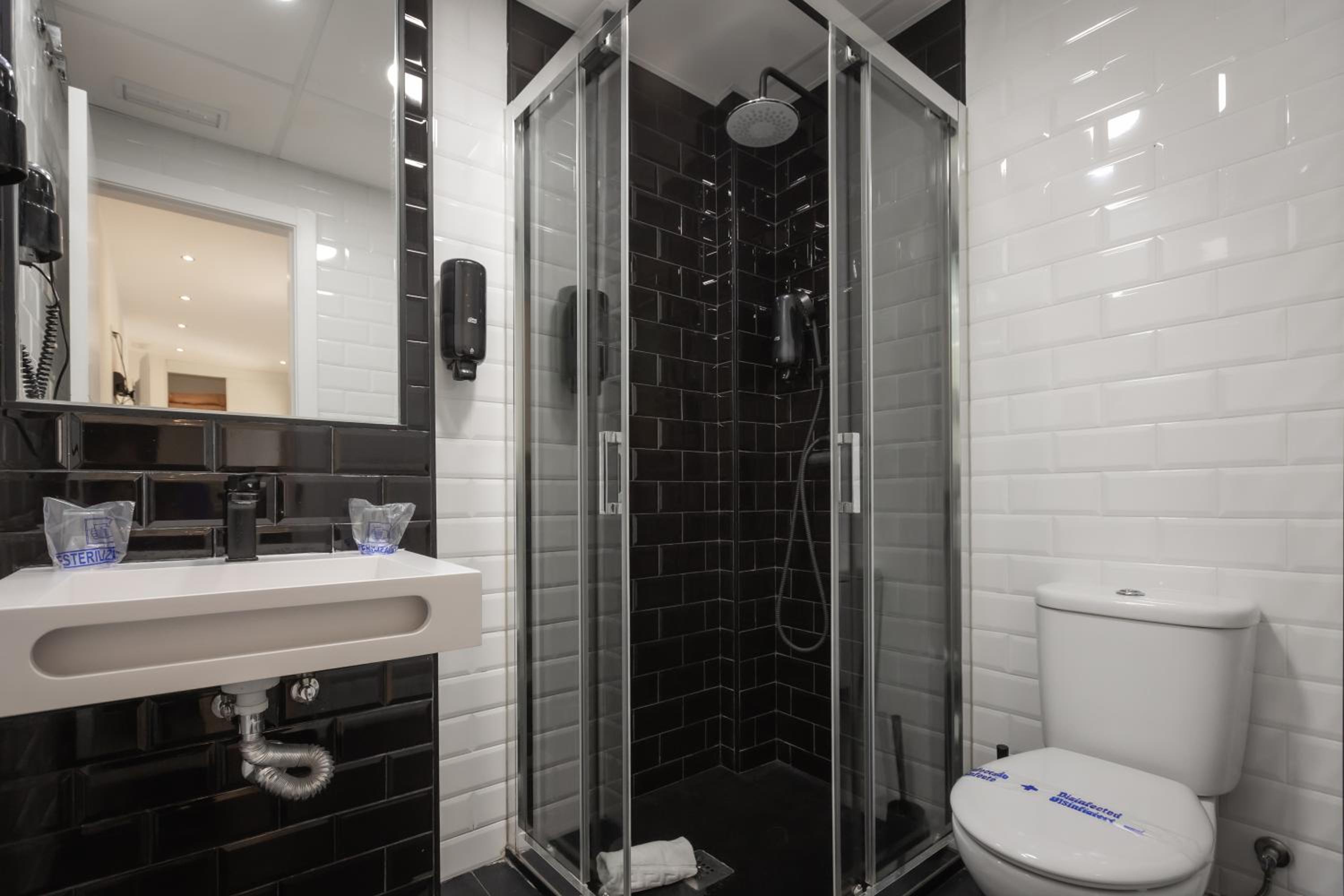 Double or Twin Room with Free Airport Shuttle - Photo 15