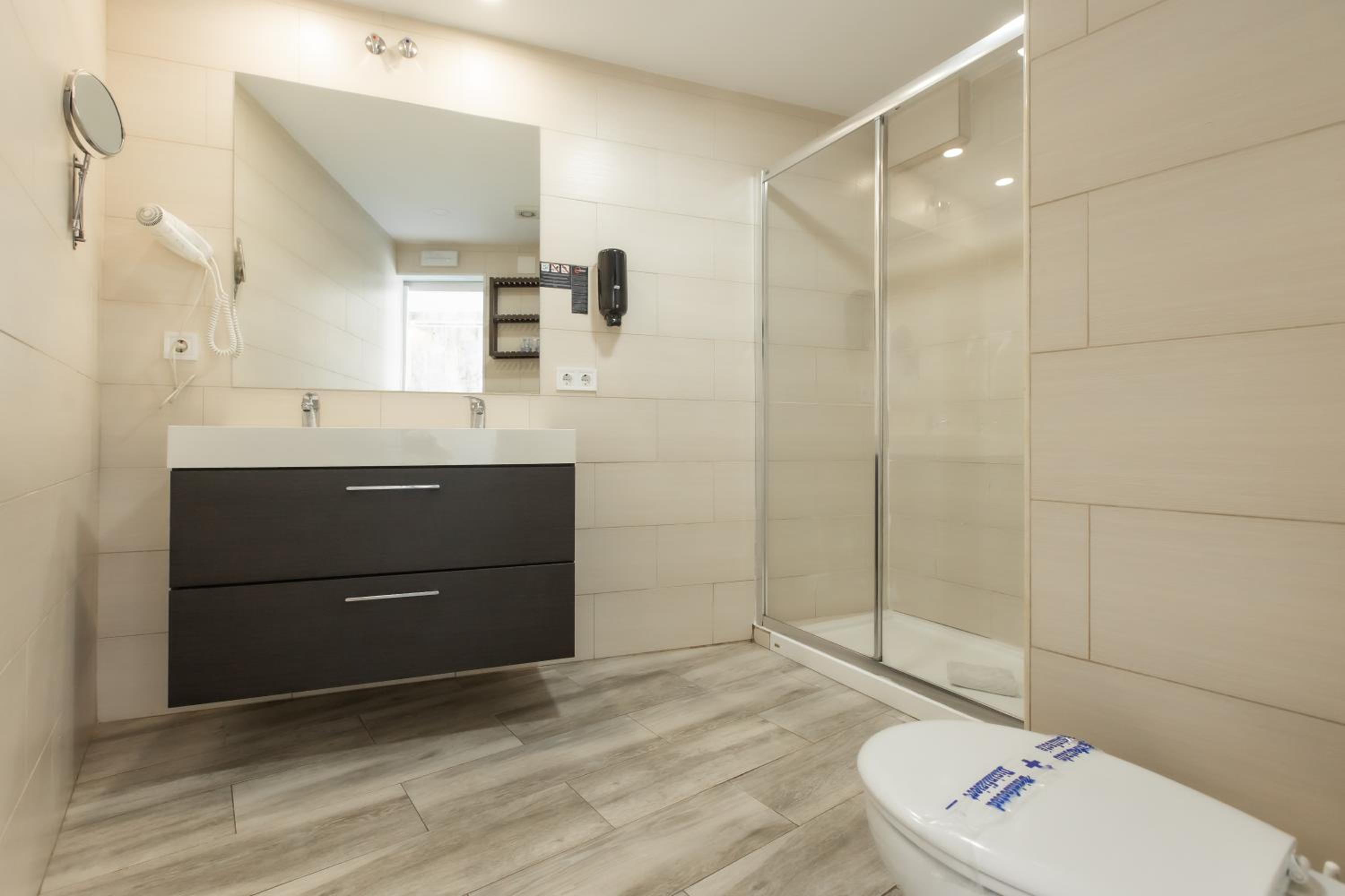 Double Room with Free Airport Shuttle (2 +2) - Photo 7