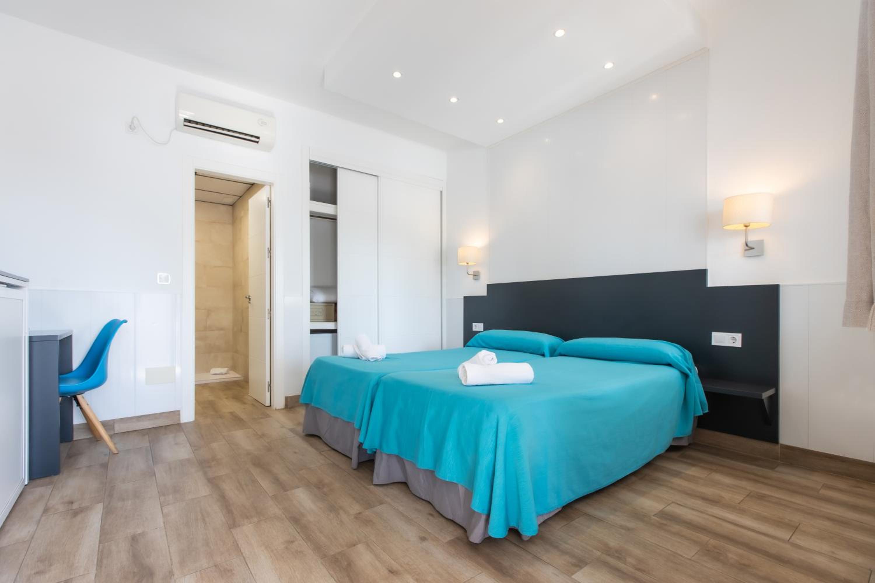 Double or Twin Room with Free Airport Shuttle - Photo 17