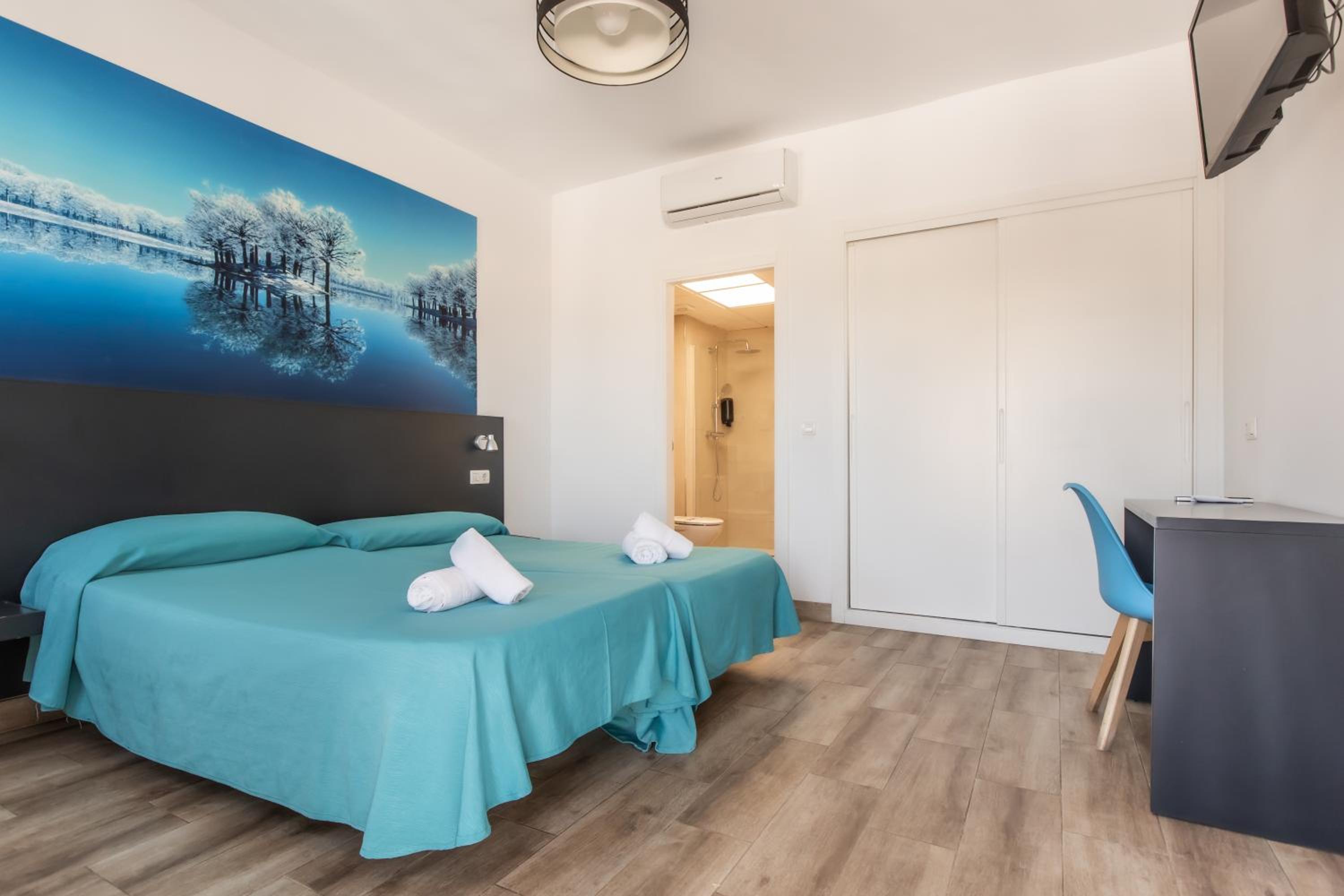 Double or Twin Room with Free Airport Shuttle - Photo 18