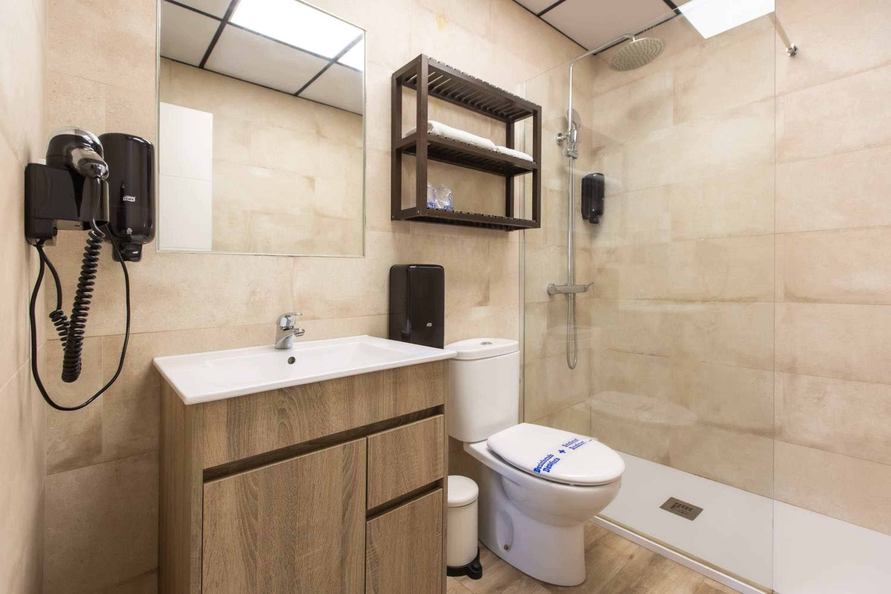 Triple Room with Free Airport Shuttle - Photo 11