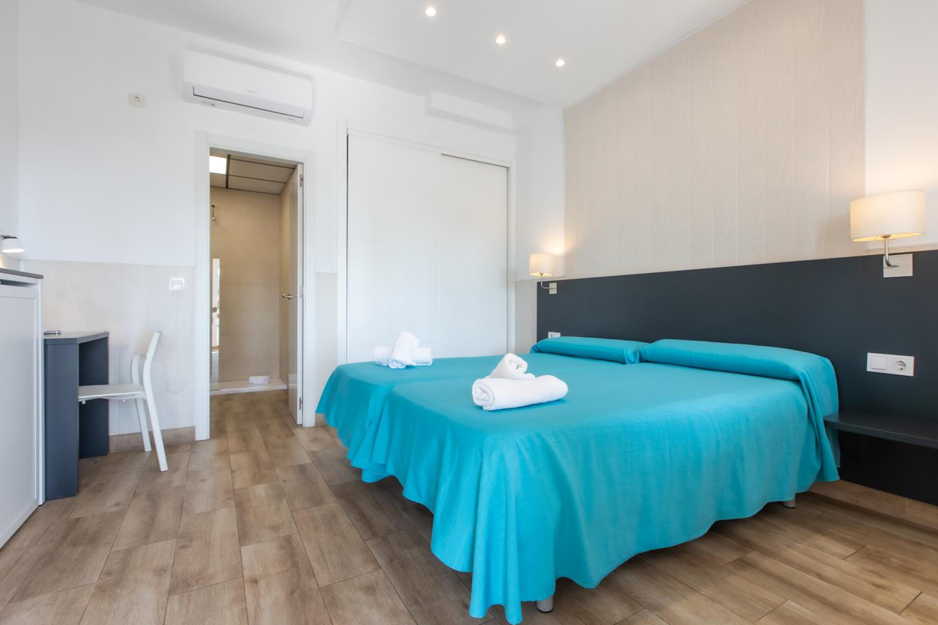 Double or Twin Room with Free Airport Shuttle - Photo 20
