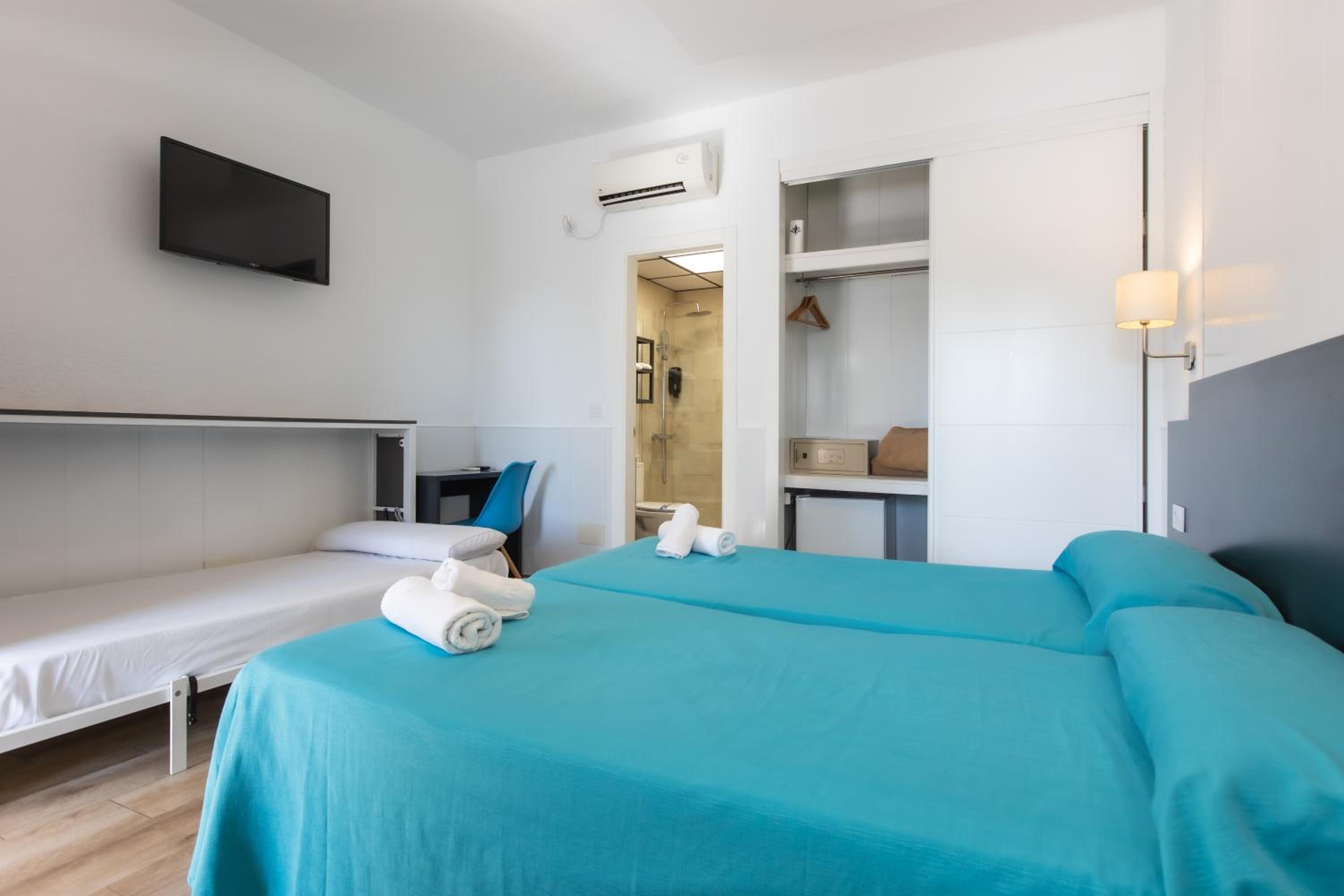 Triple Room with Free Airport Shuttle - Photo 10