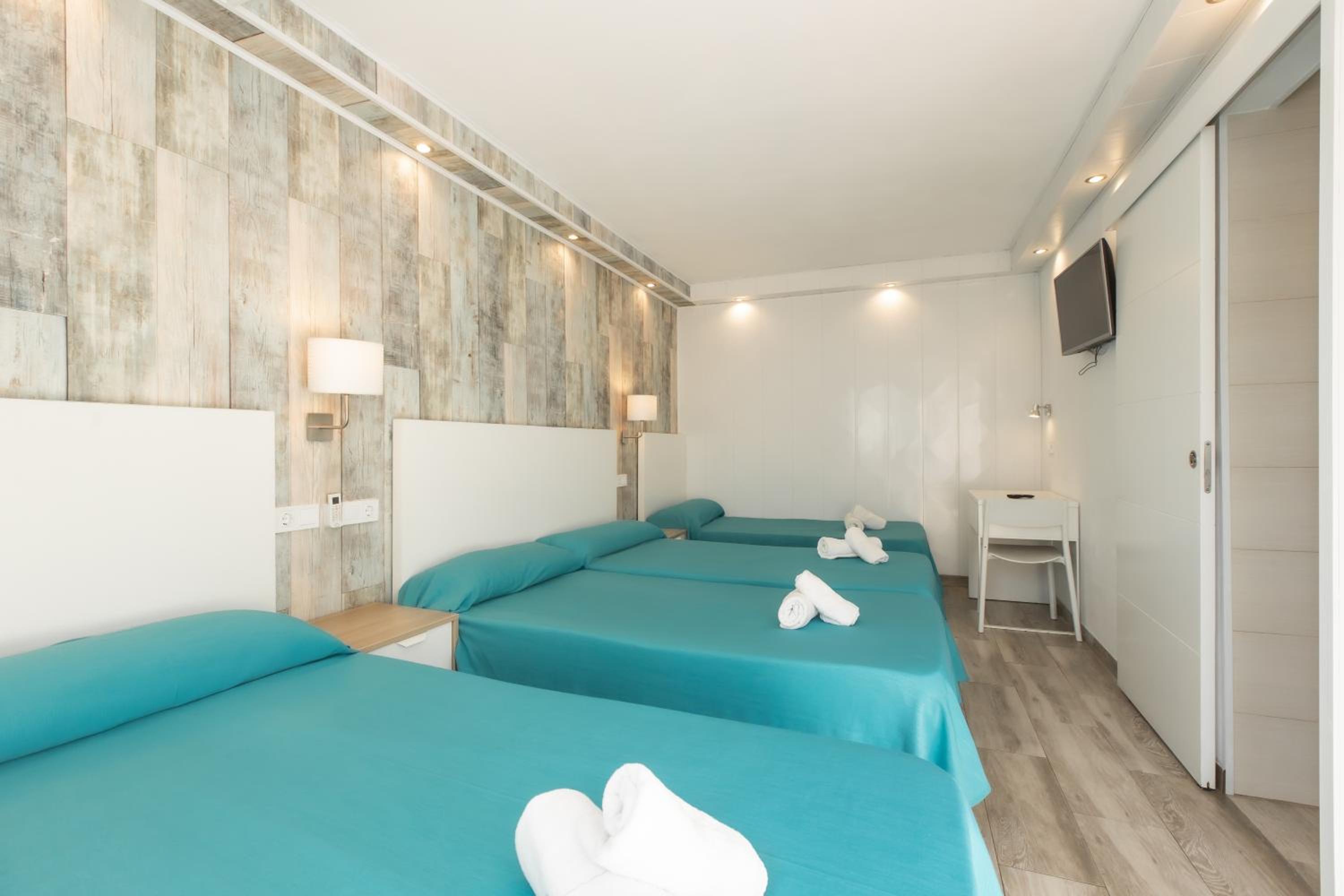 Double Room with Free Airport Shuttle (2 +2) - Photo 11