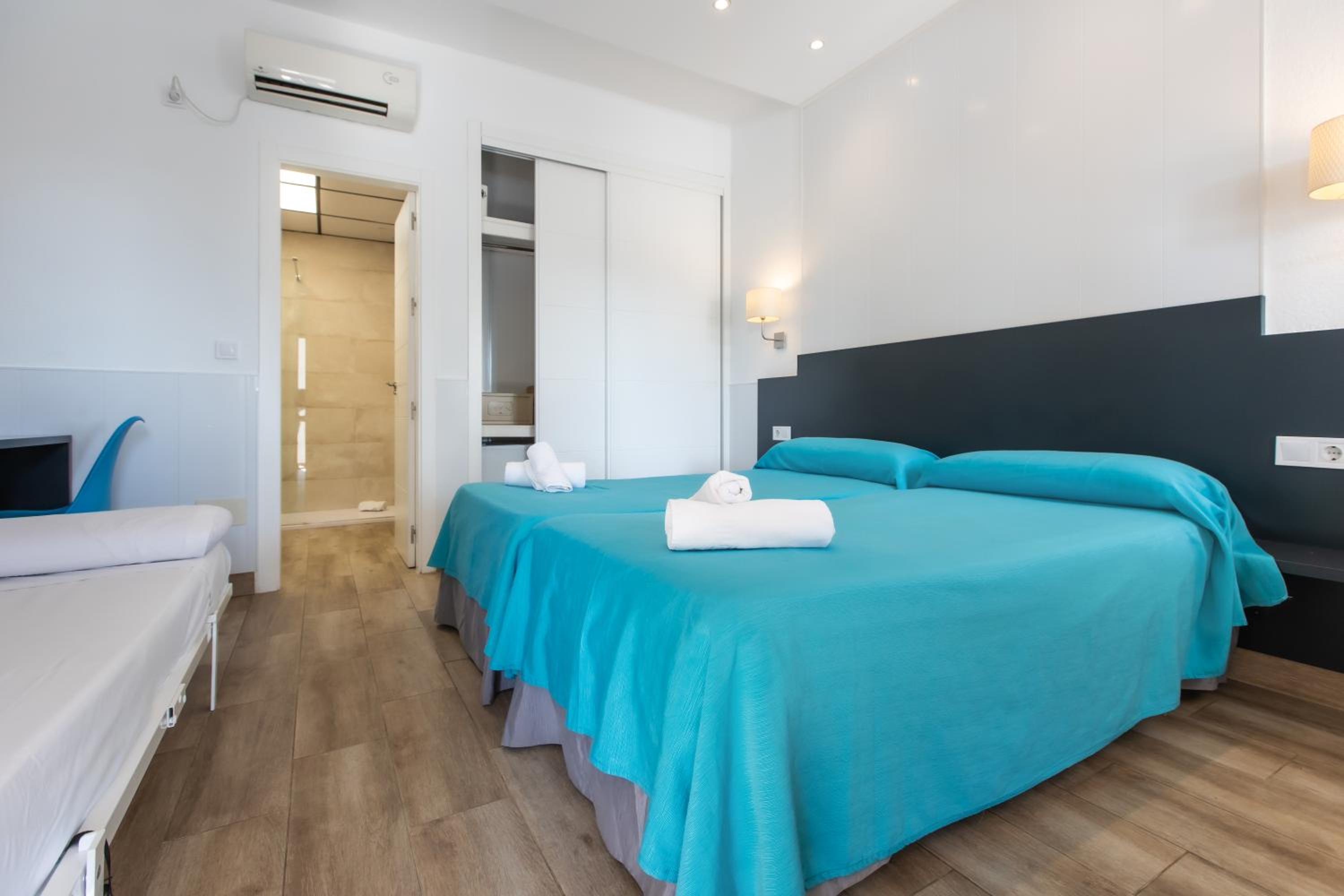 Triple Room with Free Airport Shuttle - Photo 9