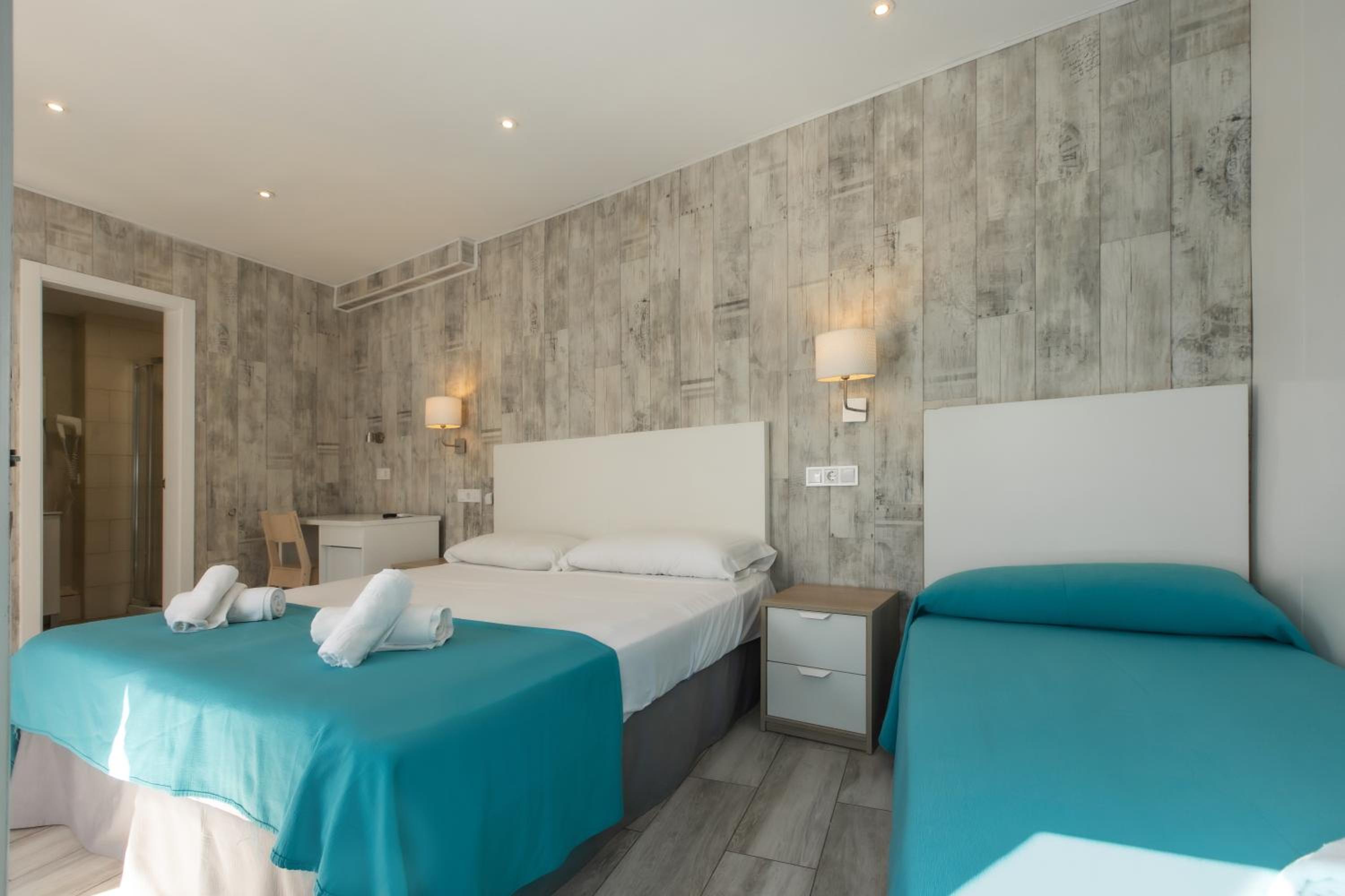 Triple Room with Free Airport Shuttle - Photo 5