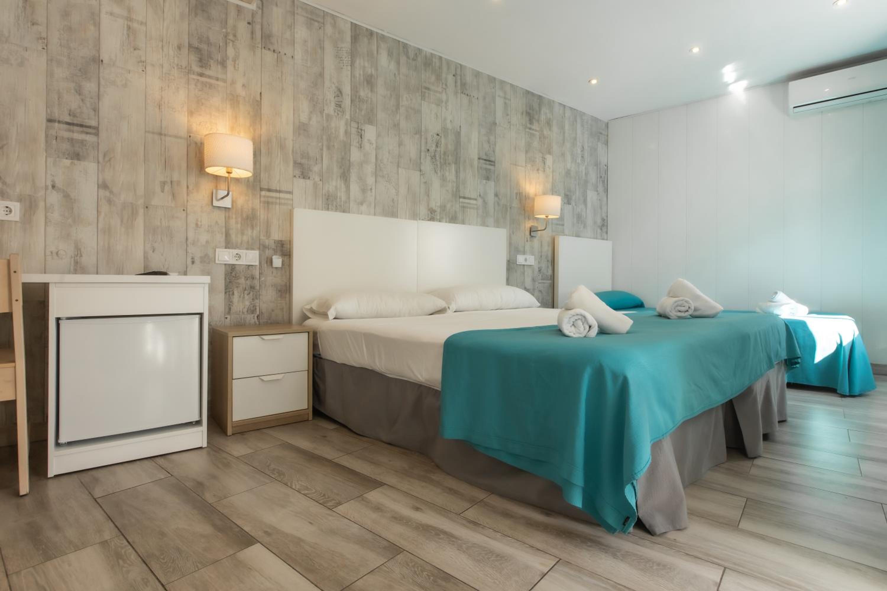 Triple Room with Free Airport Shuttle - Photo 6