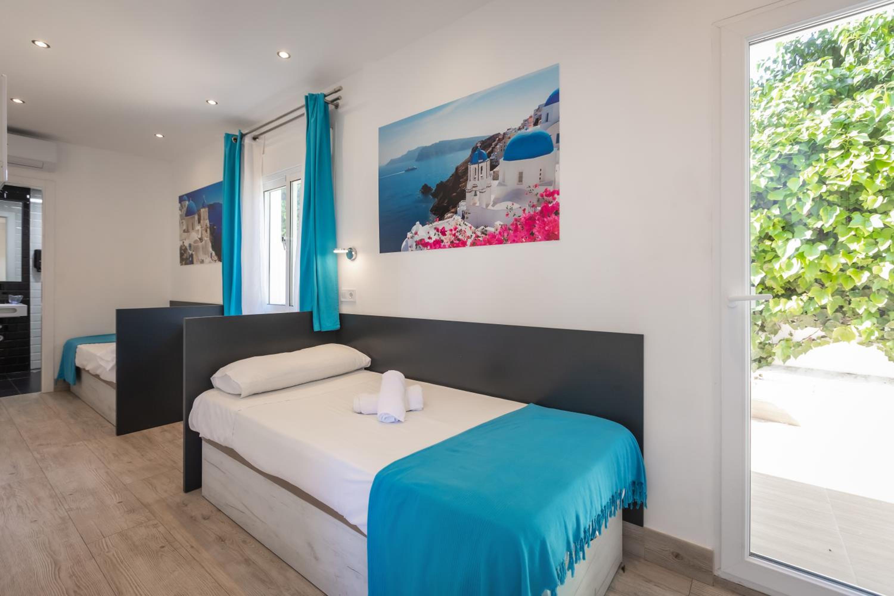 Double or Twin Room with Free Airport Shuttle - Photo 22