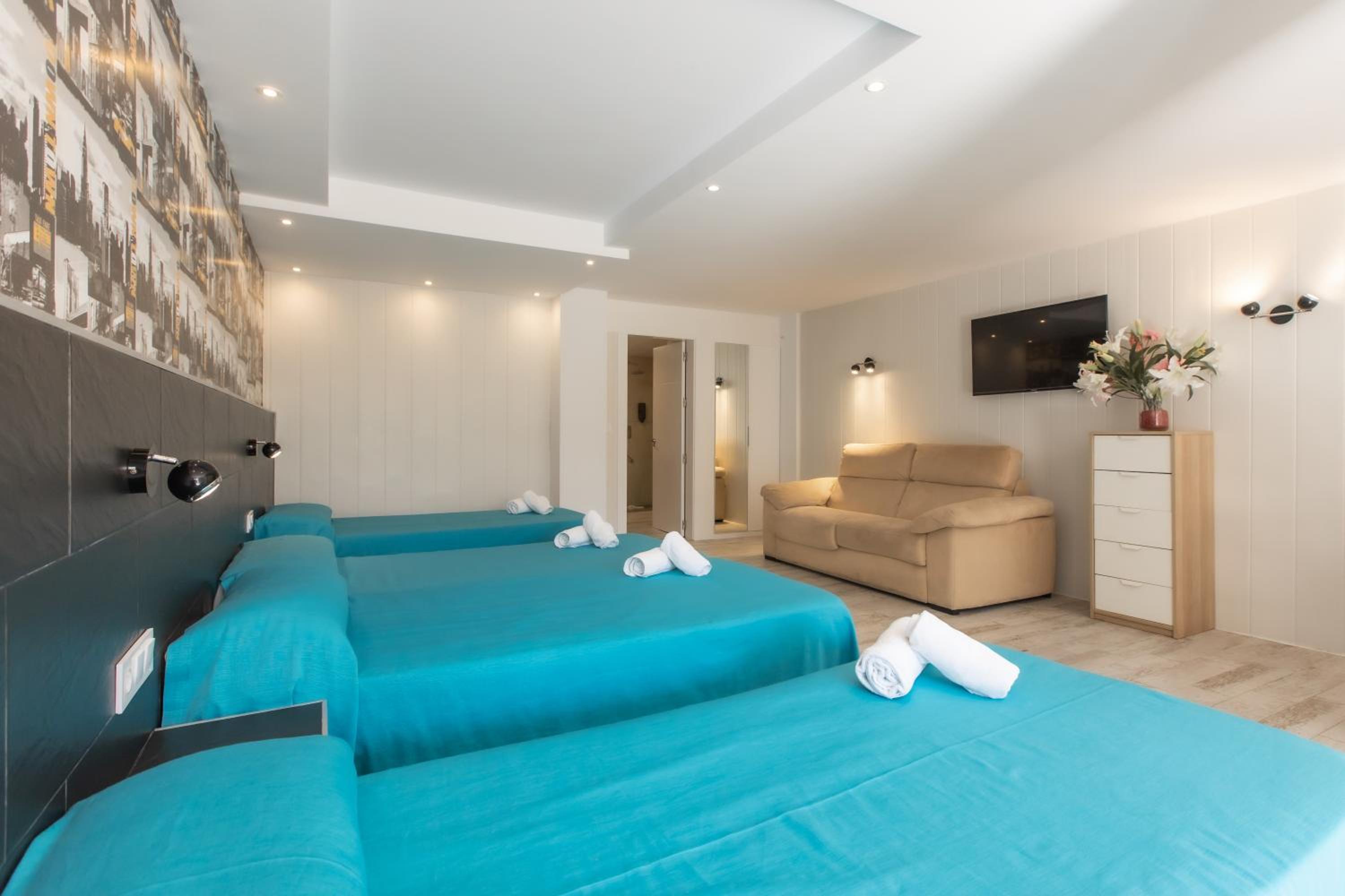 Double Room with Free Airport Shuttle (2 +2) - Photo 19