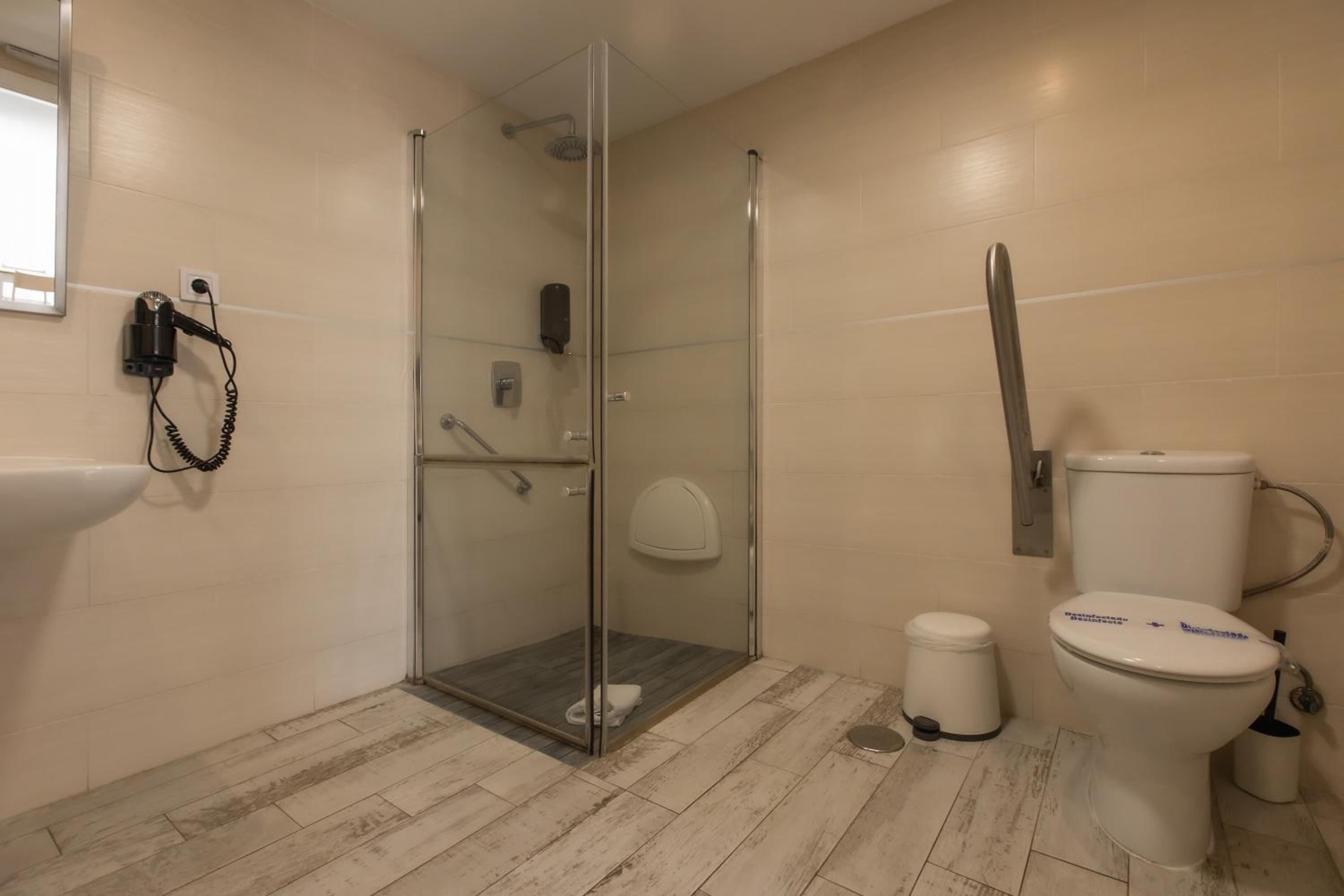 Double Room with Free Airport Shuttle (2 +2) - Photo 20