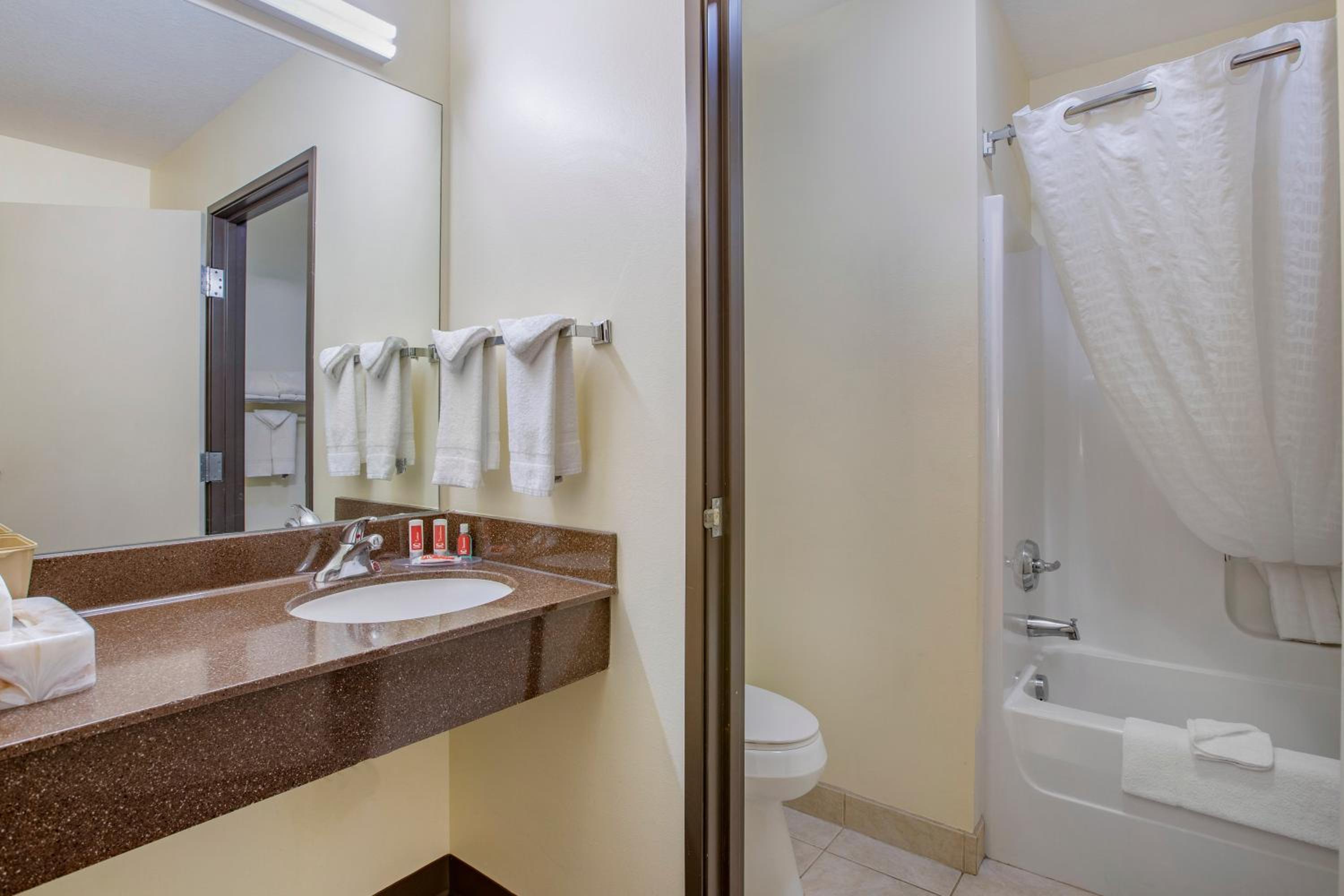Double Room with Two Double Beds - Accessible/Non-Smoking - Photo 4